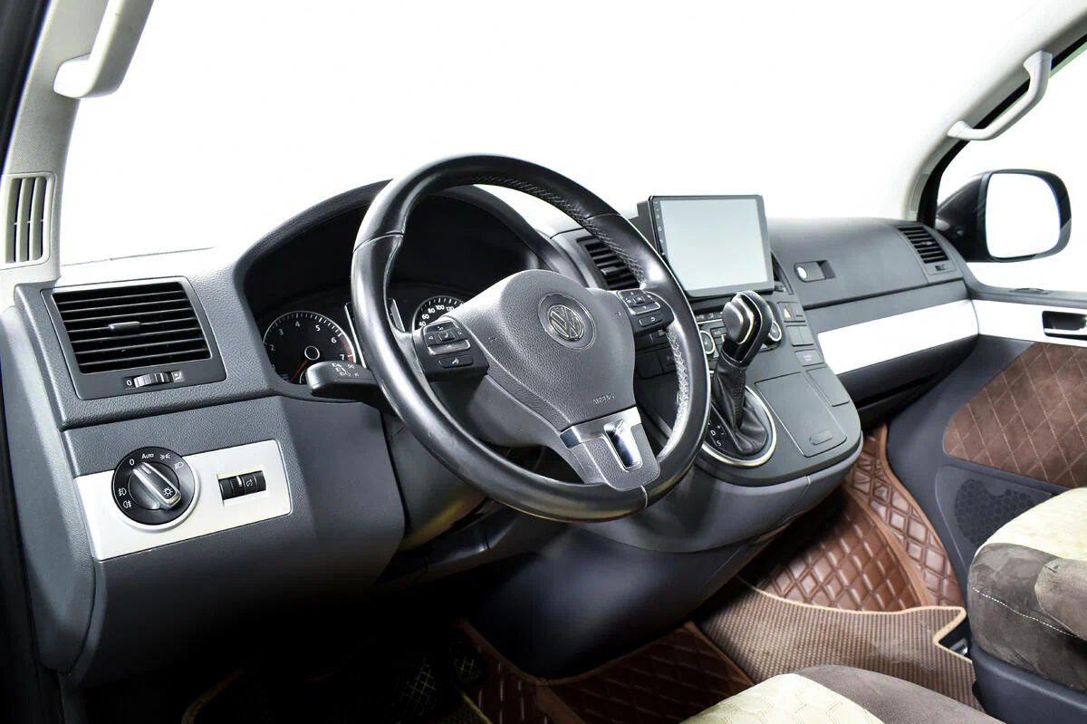 Volkswagen Multivan 2013, красный