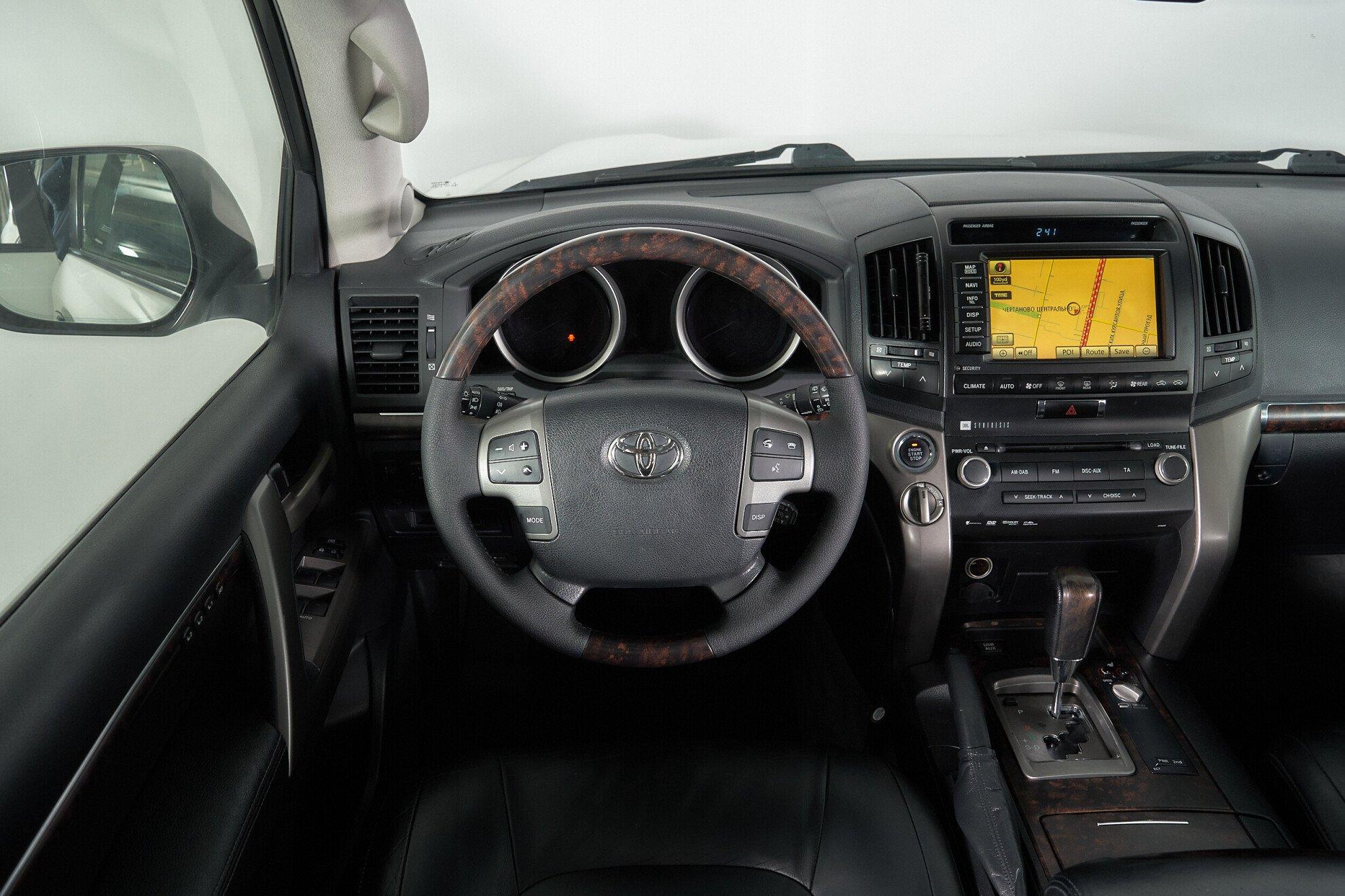 Toyota Land Cruiser 2011, белый