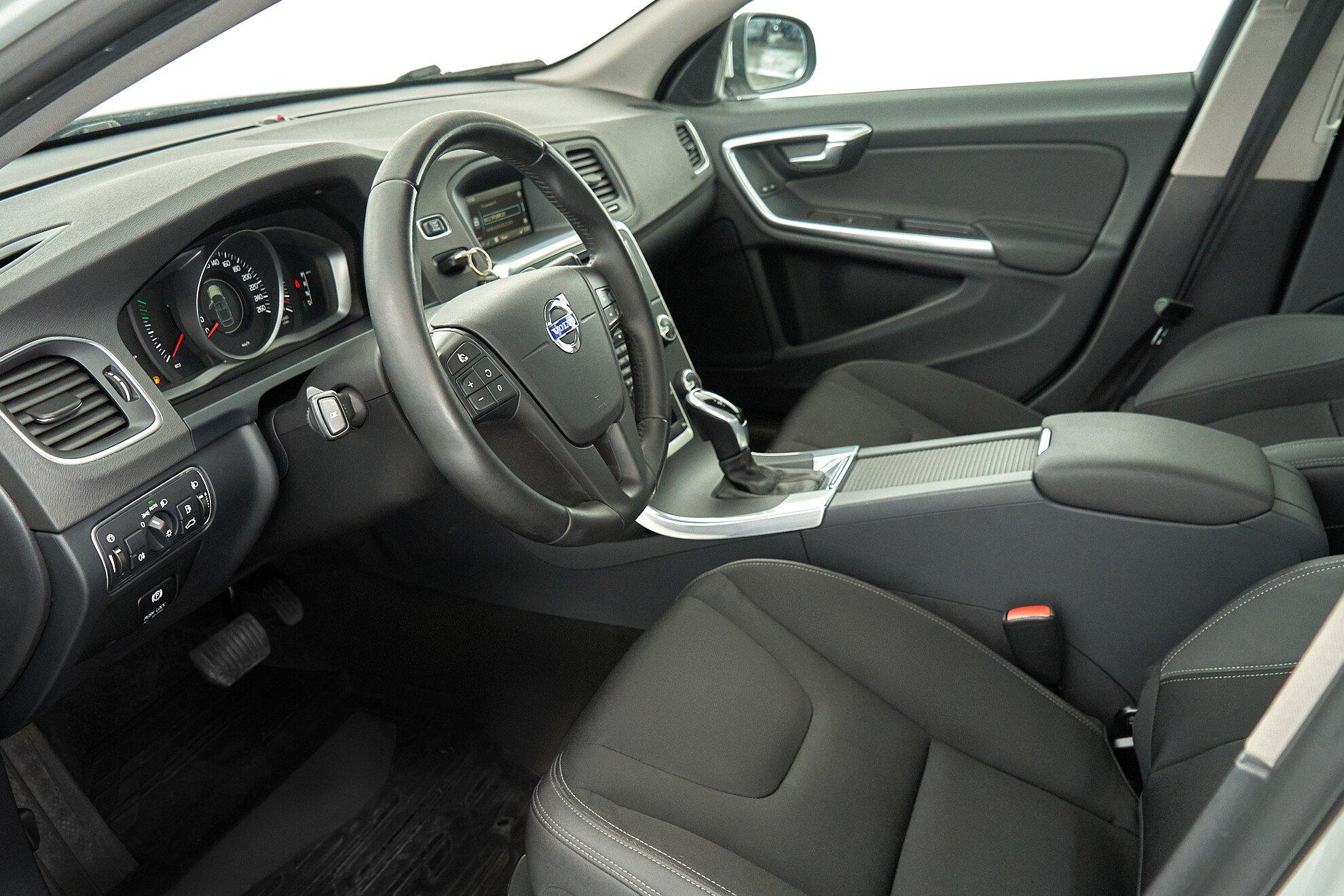 Volvo S60 2014, белый