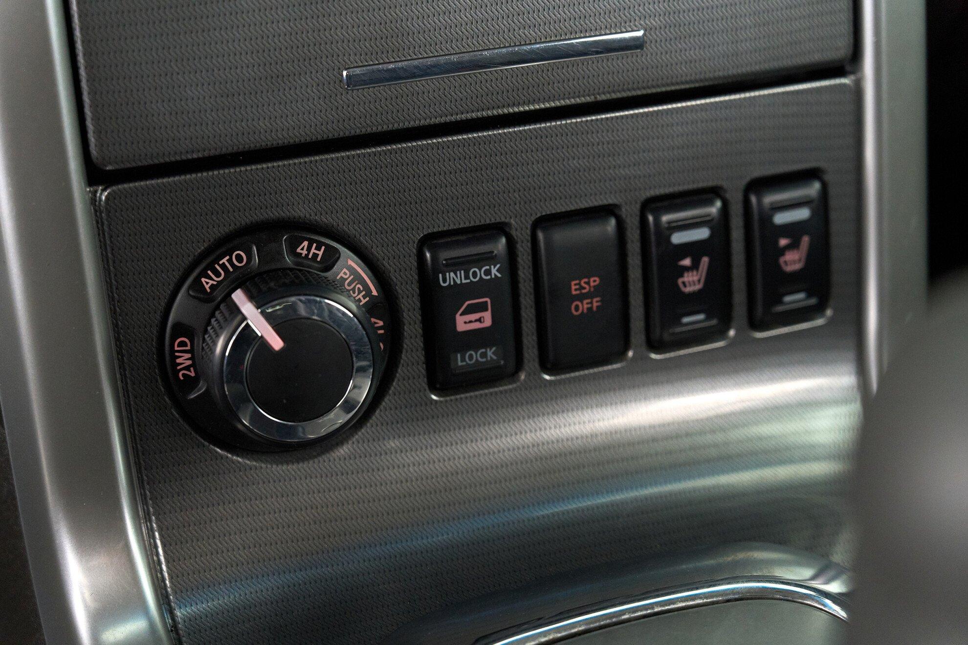 Nissan Pathfinder 2011, белый