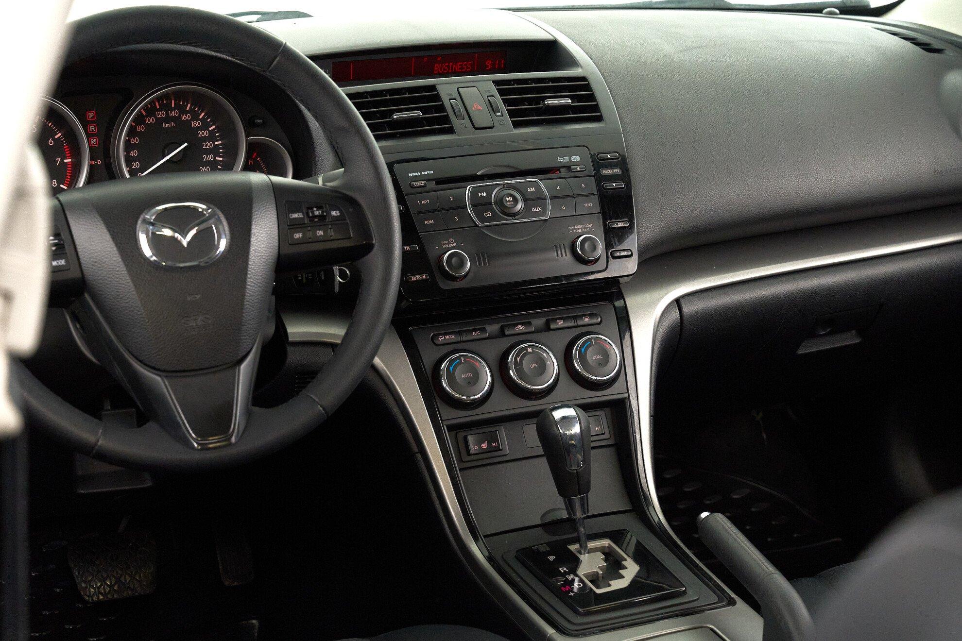 Mazda 6 2011, белый