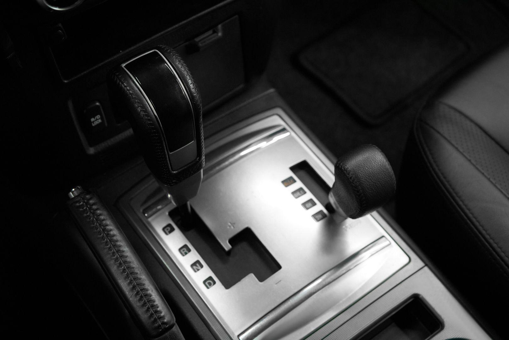Mitsubishi Pajero 2011, серебряный