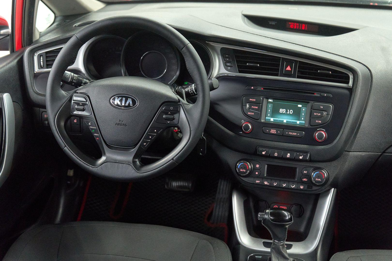Kia Ceed 2018, красный