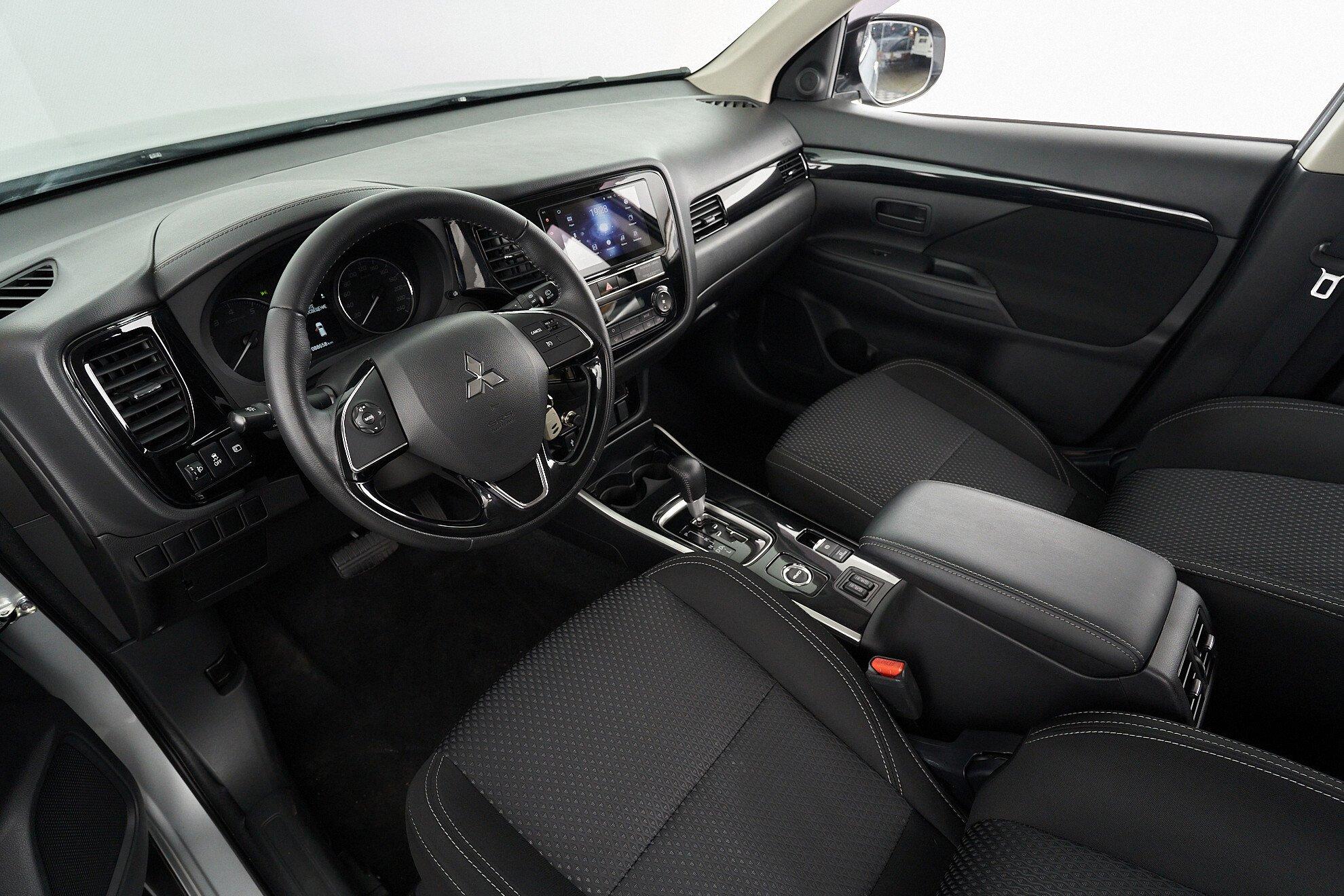 Mitsubishi Outlander 2018, серый