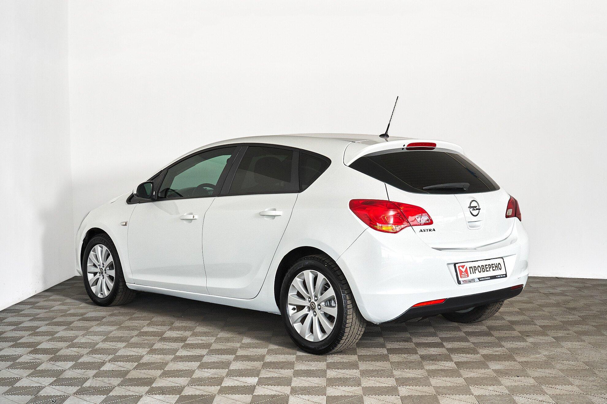 Opel Astra 2012, белый