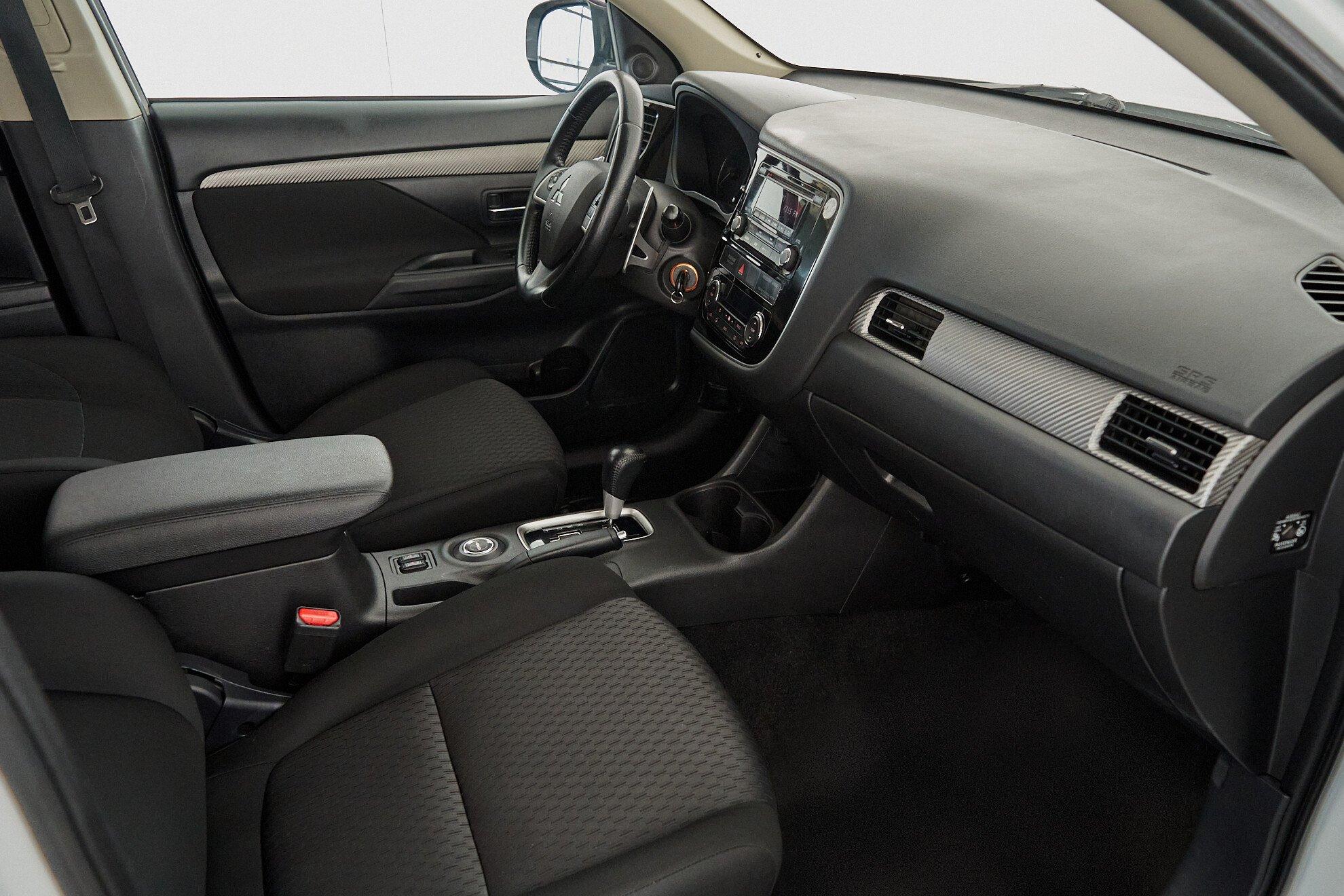 Mitsubishi Outlander 2013, белый