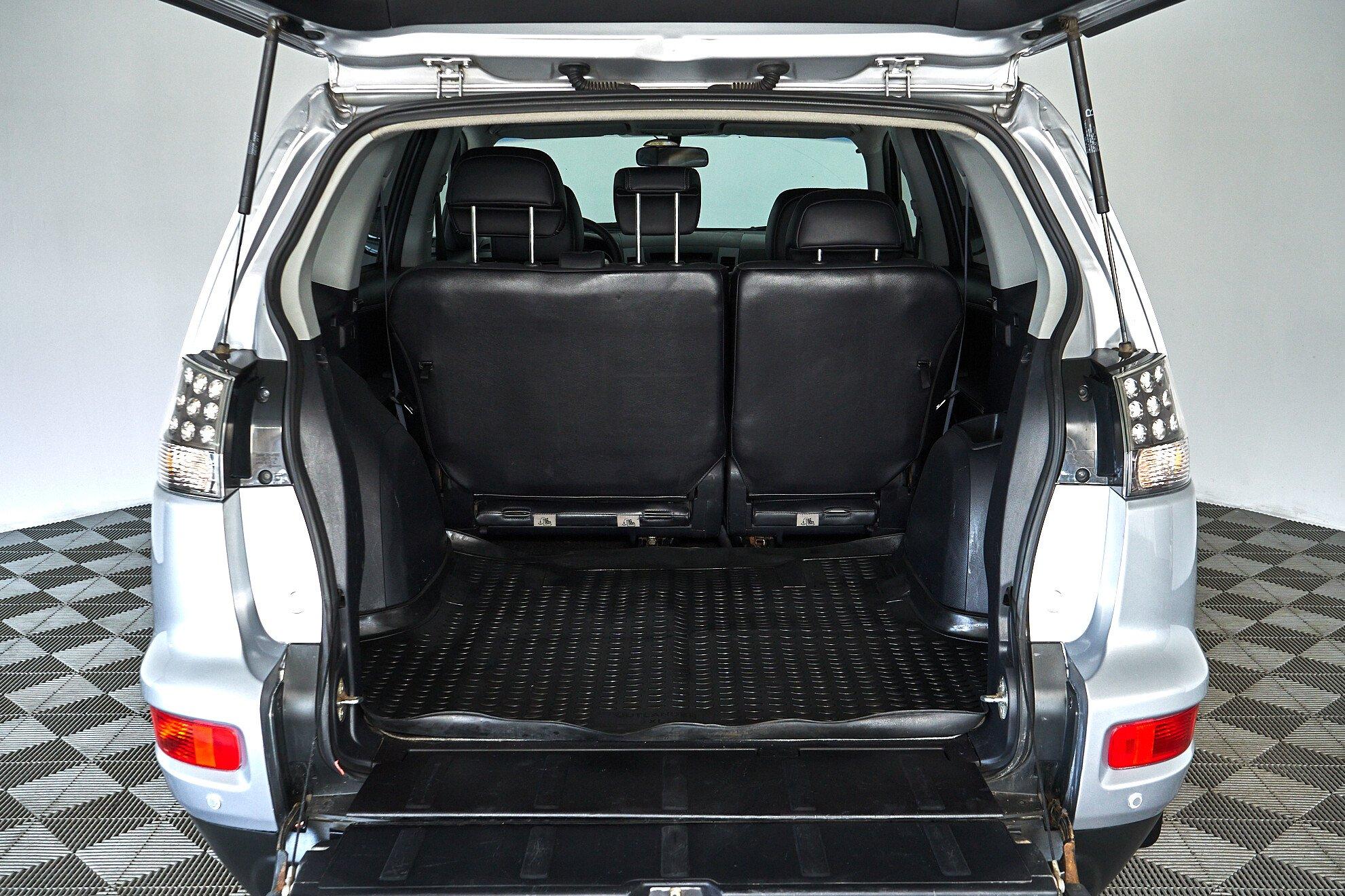 Mitsubishi Outlander 2010, серебряный