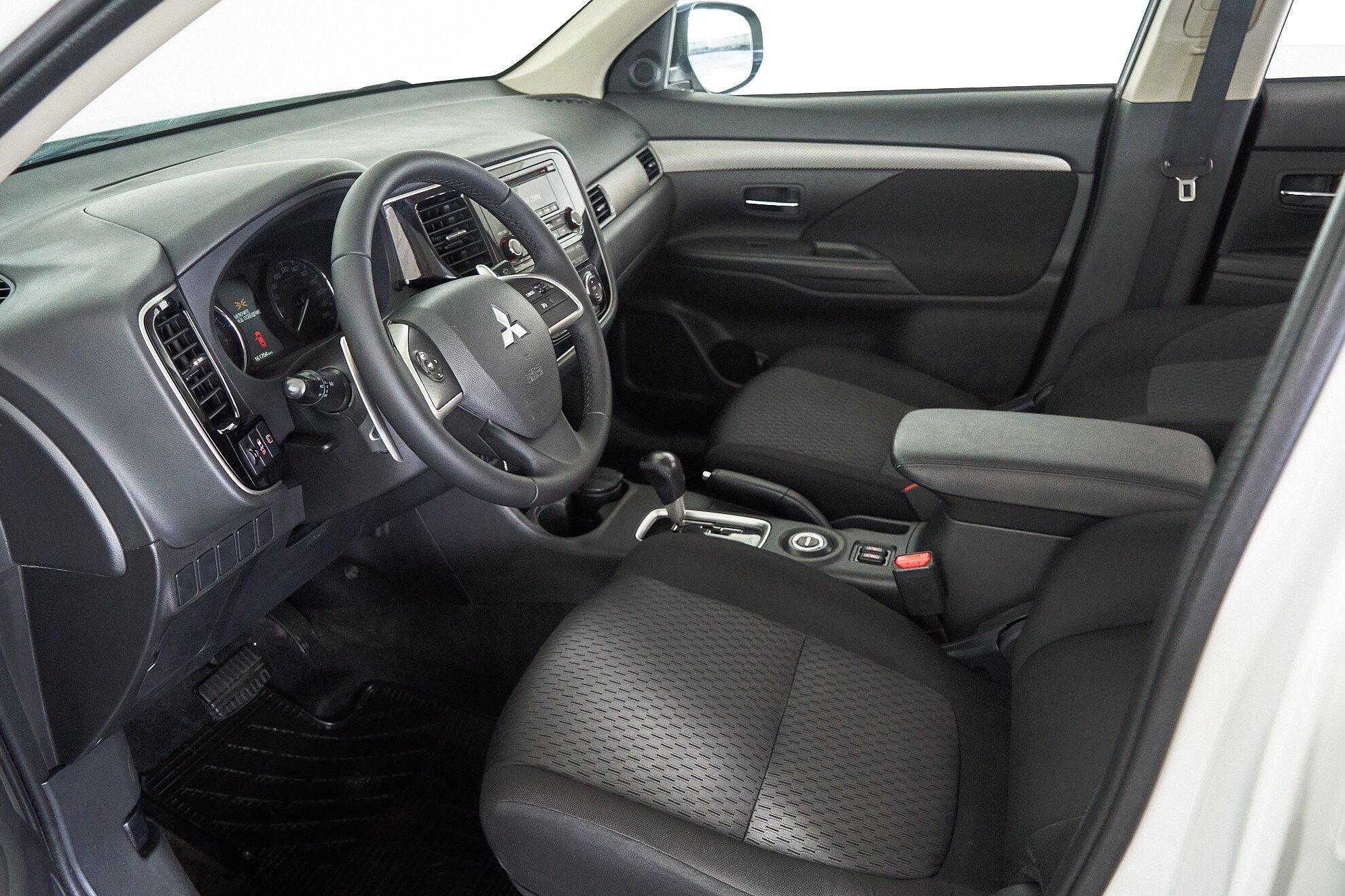 Mitsubishi Outlander 2013, белый