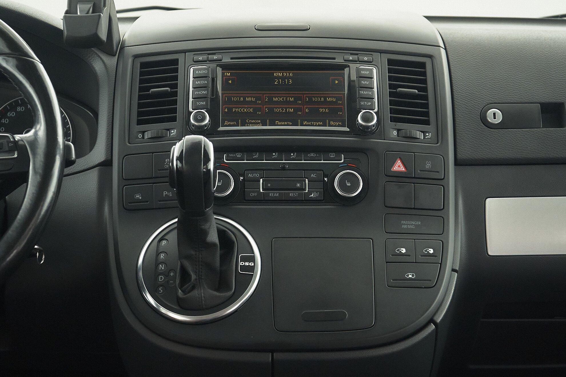 Volkswagen Multivan 2010, коричневый