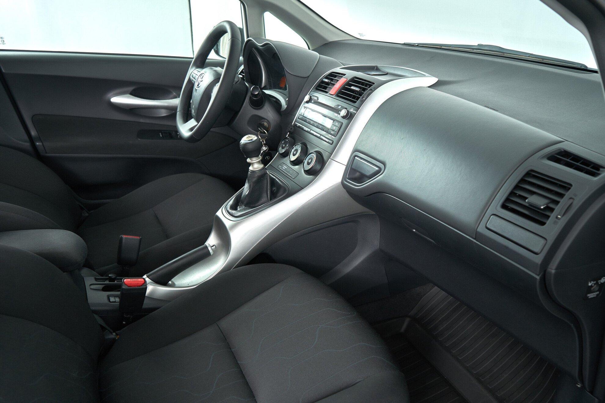 Toyota Auris 2011, белый