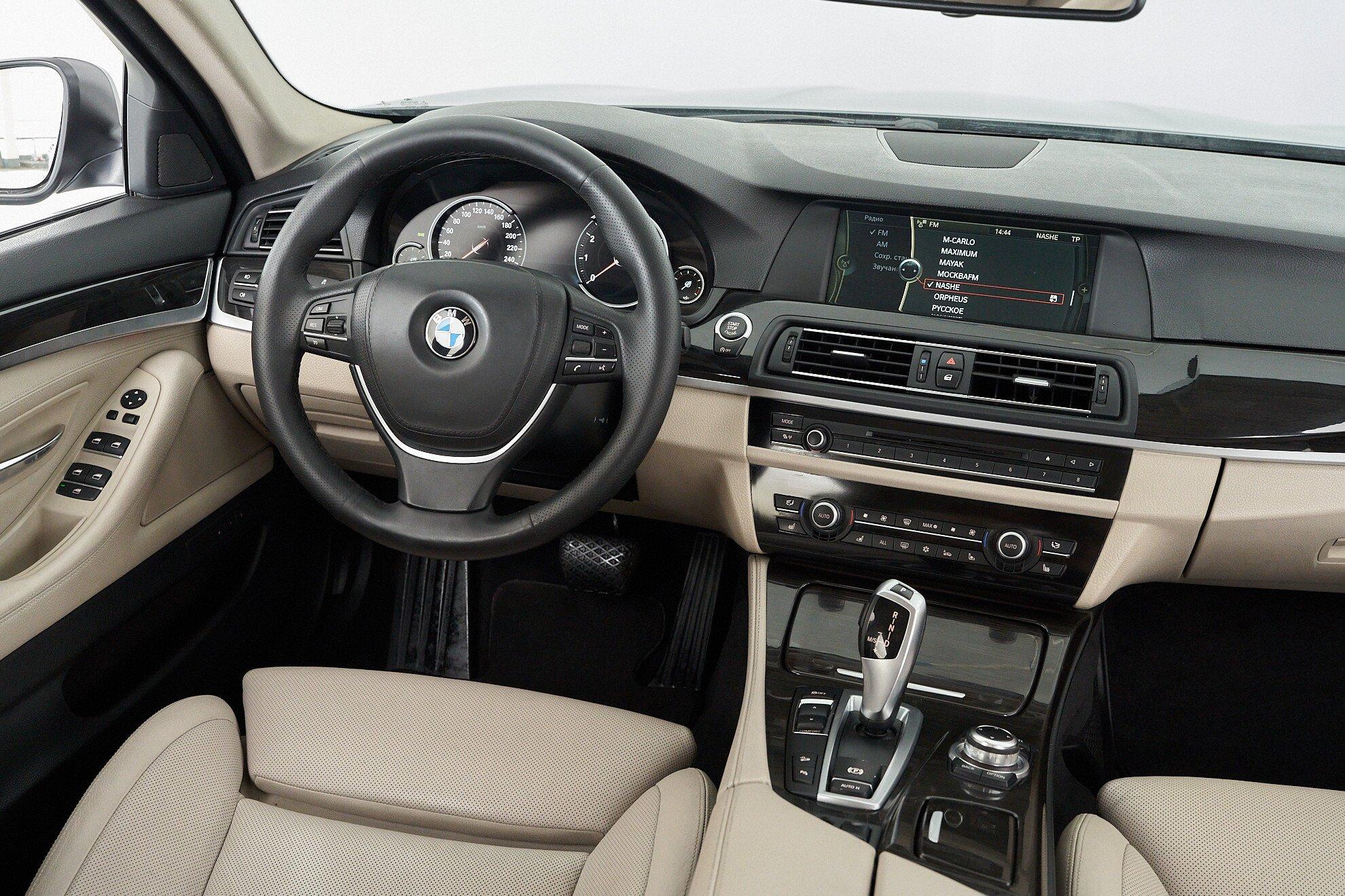 BMW 5 серии 2012, серый