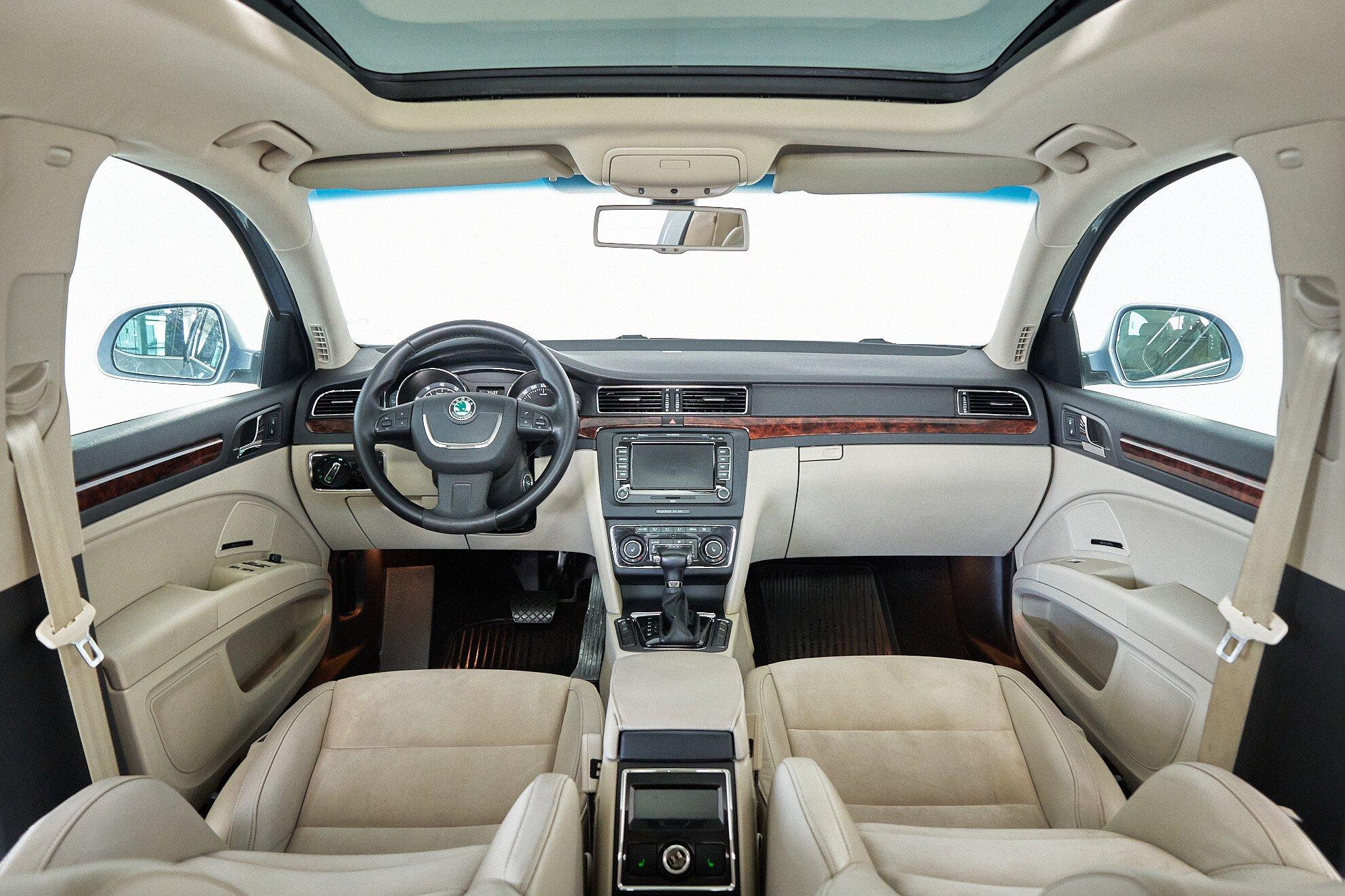 Skoda Superb 2011, голубой