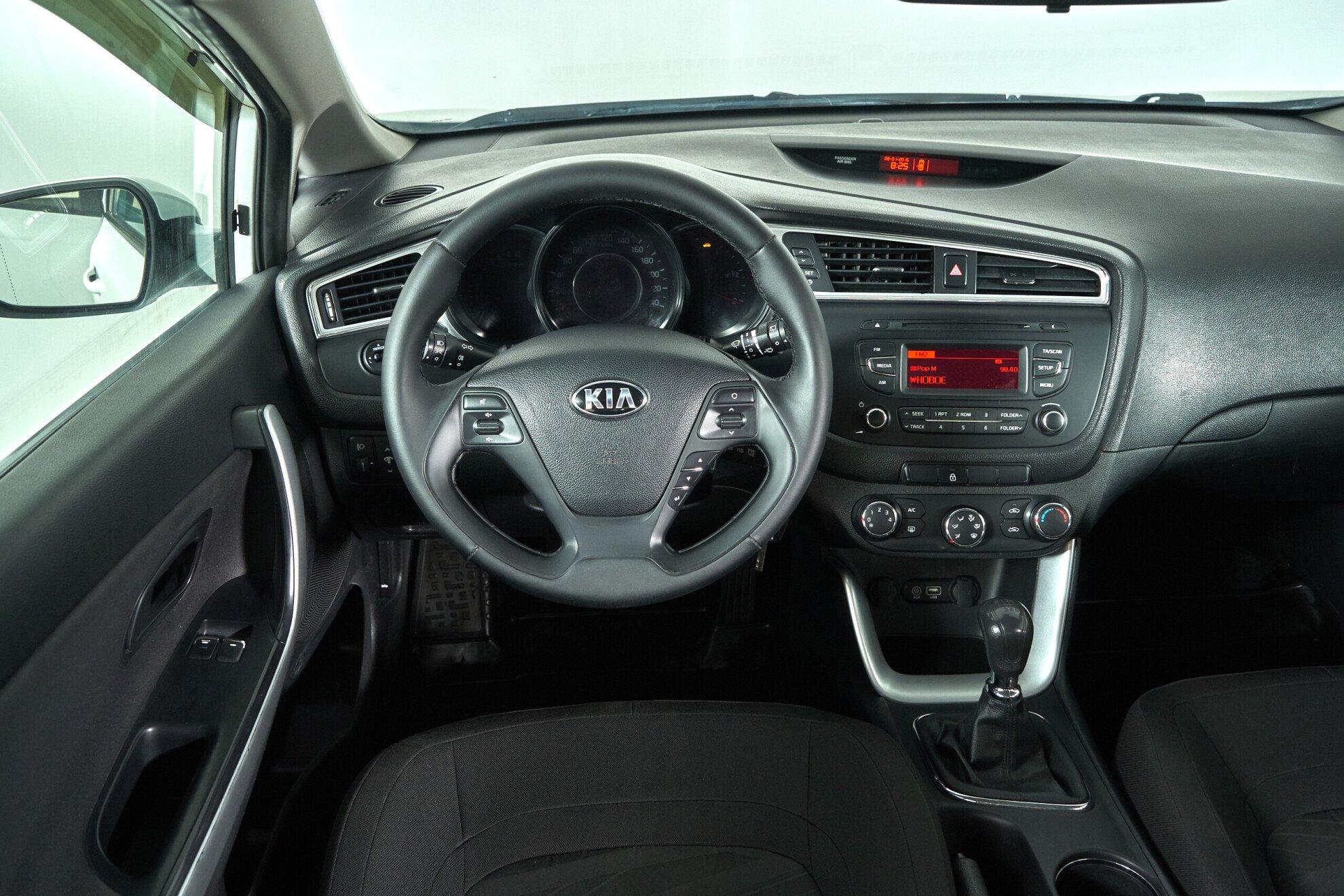 Kia Ceed 2017, белый