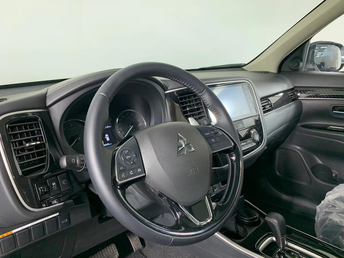 Mitsubishi Outlander 2022, белый