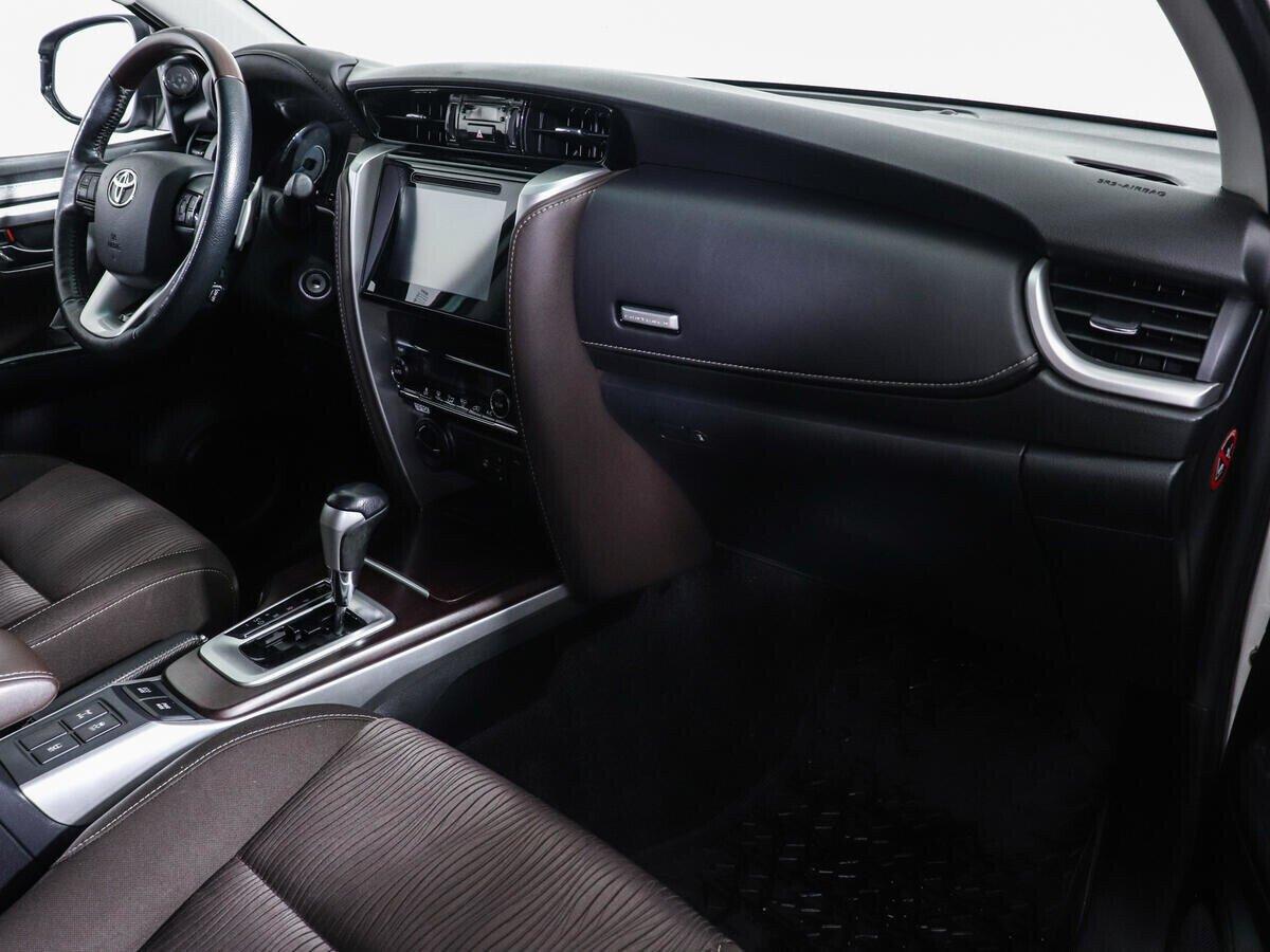 Toyota Fortuner 2018, белый