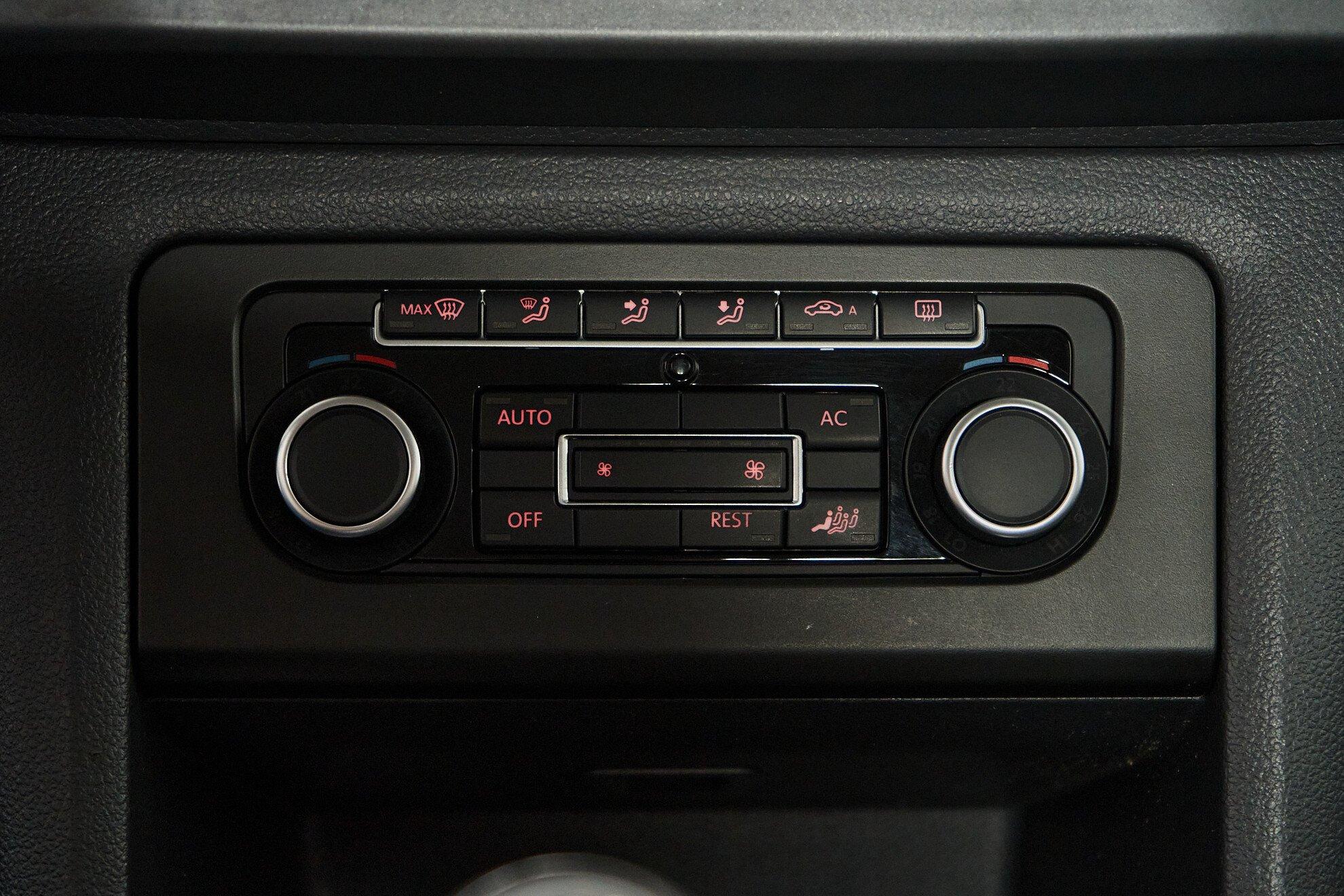 Volkswagen Amarok 2011, черный