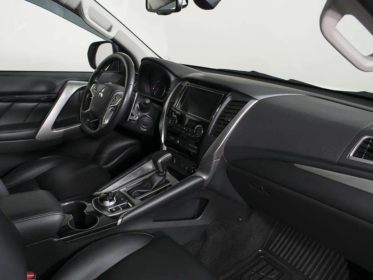 Mitsubishi Pajero Sport 2018, белый