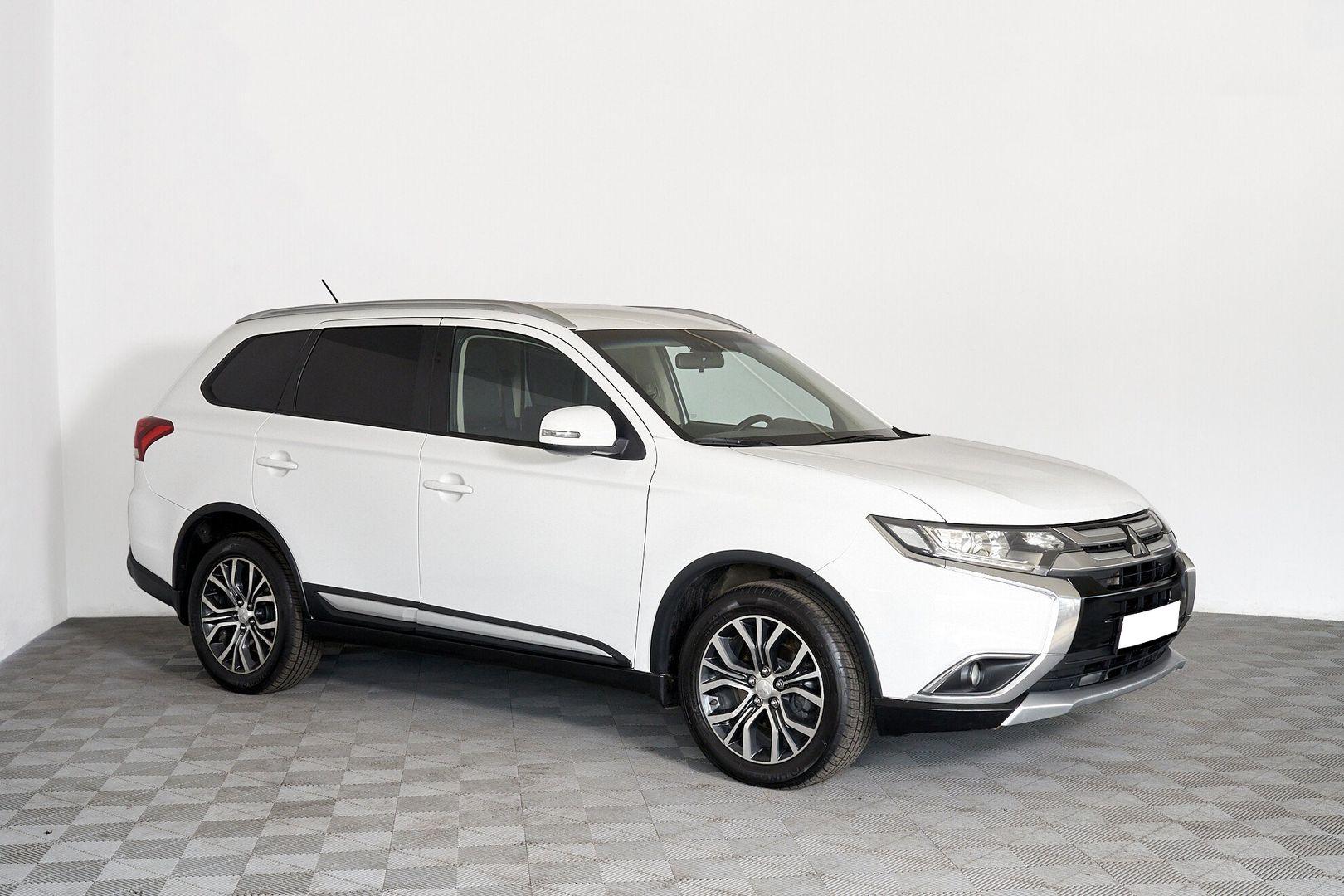 Mitsubishi Outlander 2017, белый