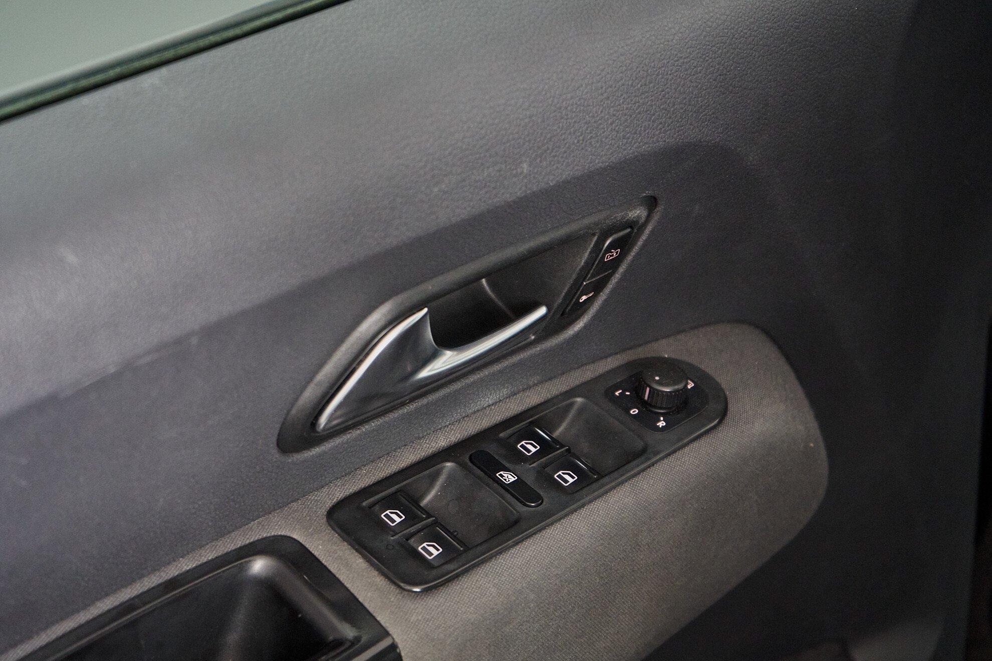 Volkswagen Amarok 2011, черный
