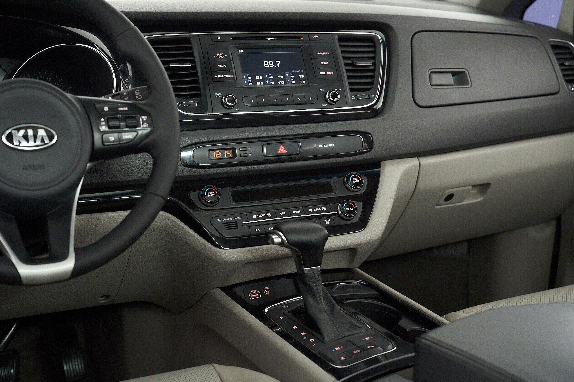 Kia Carnival 2016, белый