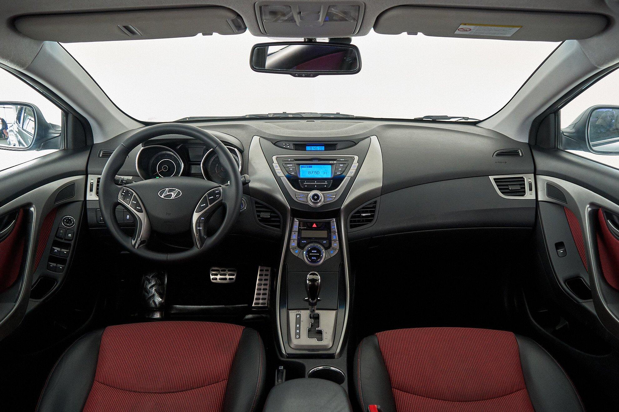 Hyundai Elantra 2012, серый