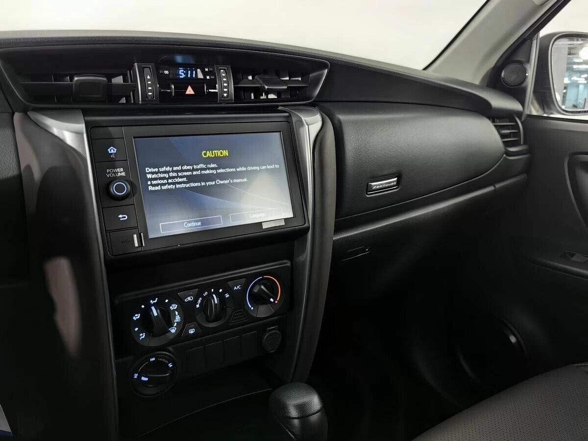 Toyota Fortuner 2021, белый