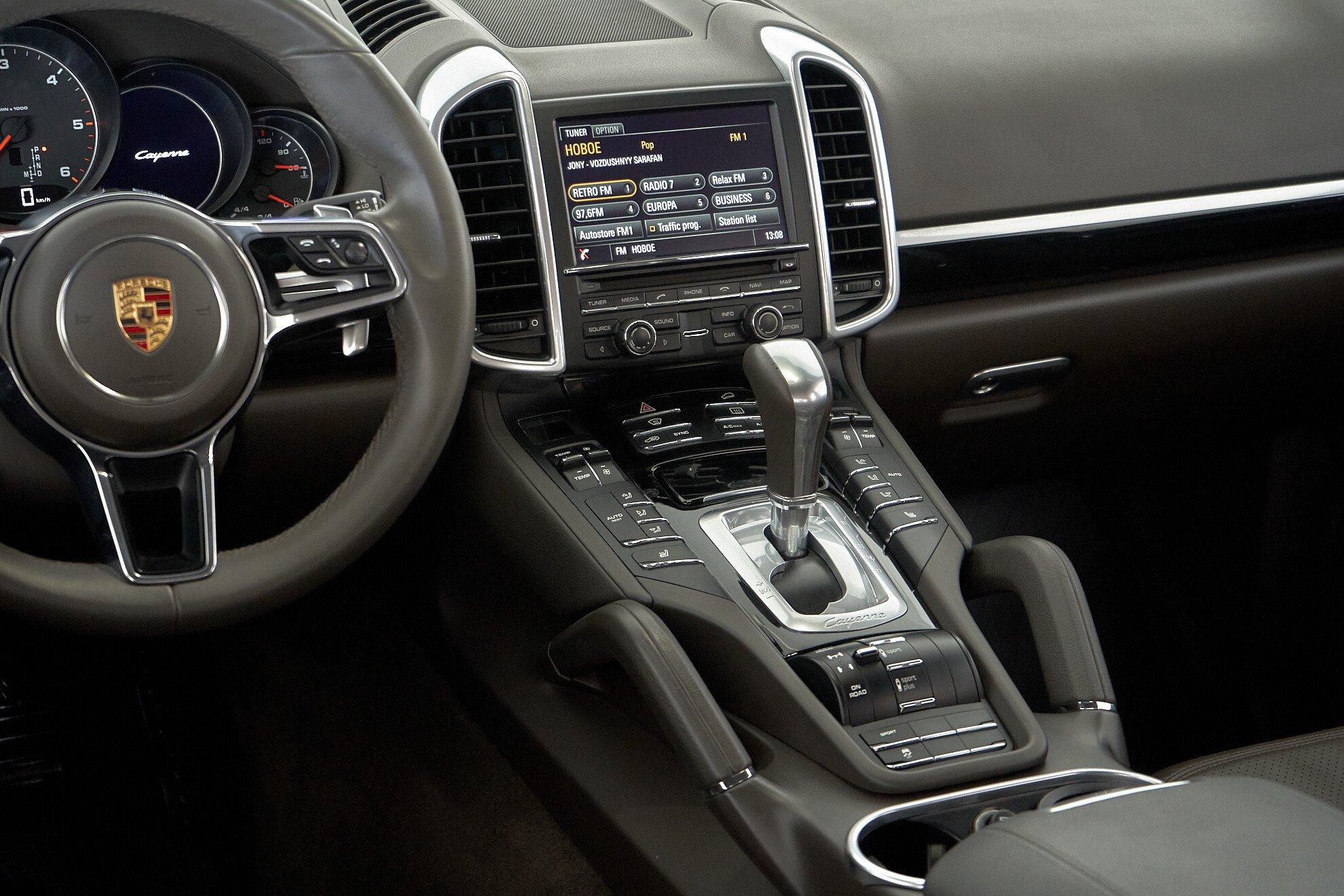 Porsche Cayenne 2016, белый