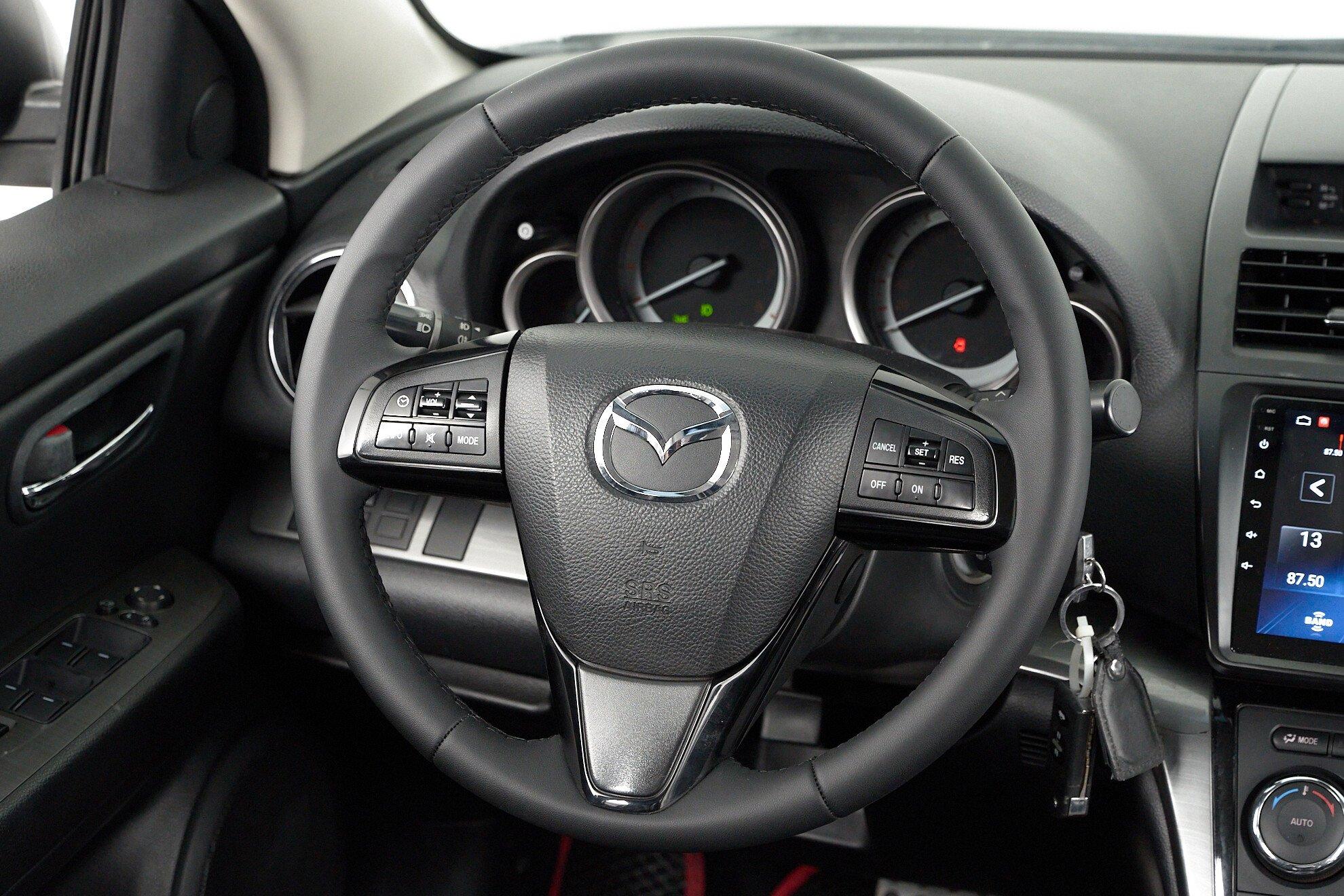Mazda 6 2011, белый