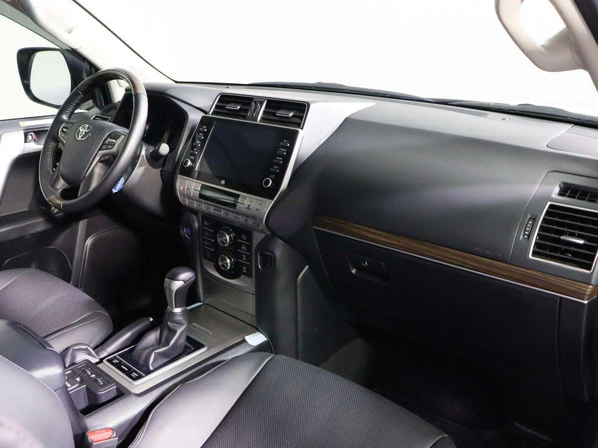 Toyota Land Cruiser Prado 2023, белый
