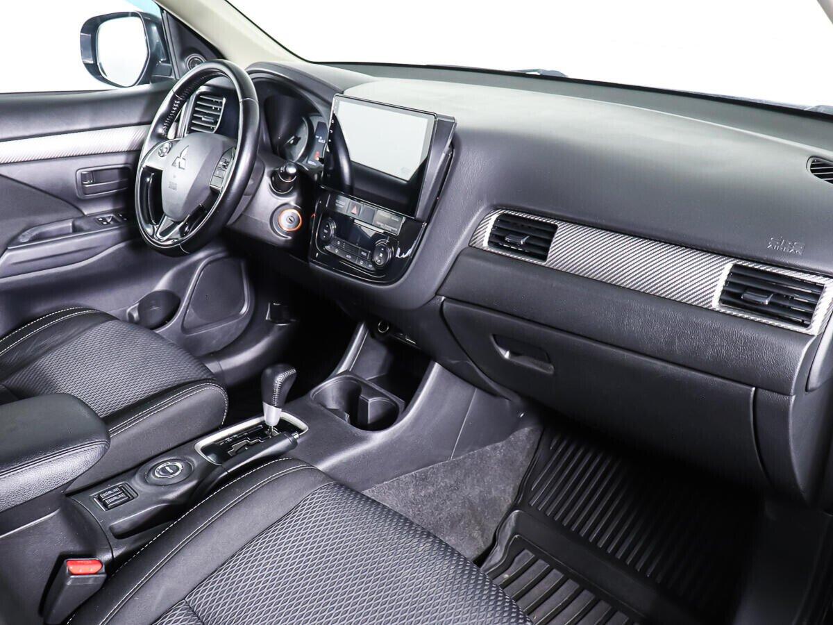 Mitsubishi Outlander 2018, черный