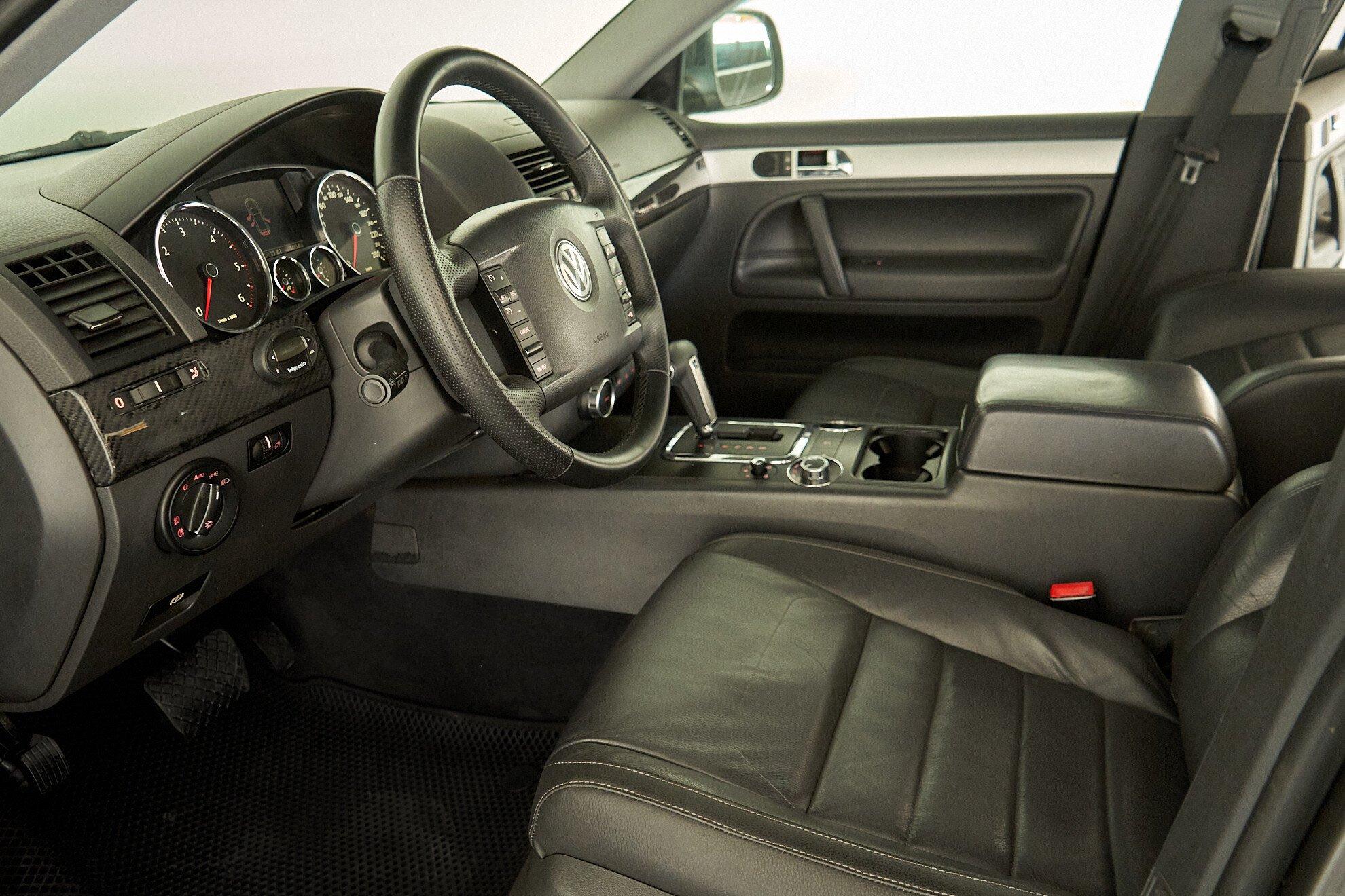 Volkswagen Touareg 2009, серый