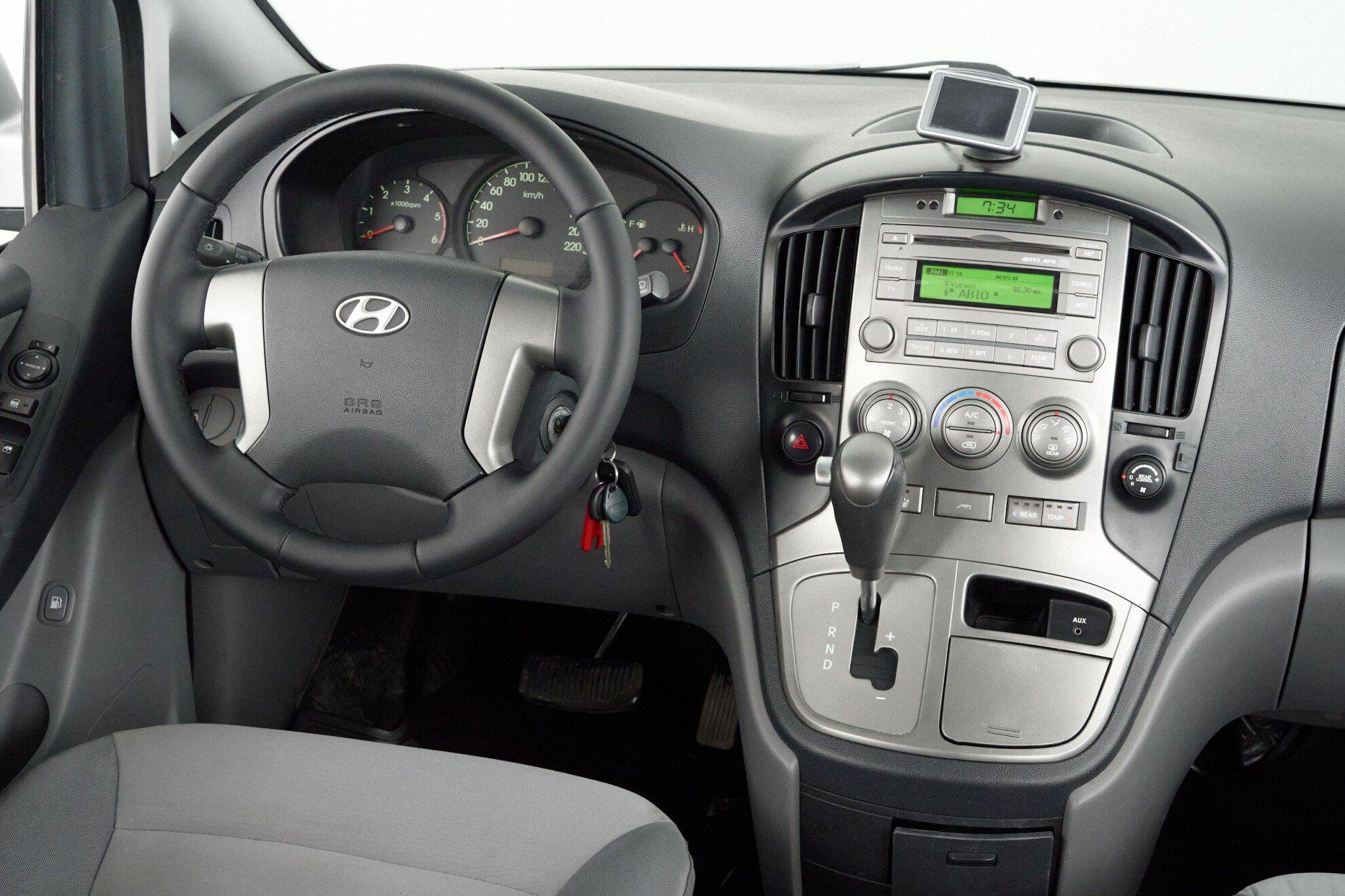 Hyundai Grand Starex 2010, серый