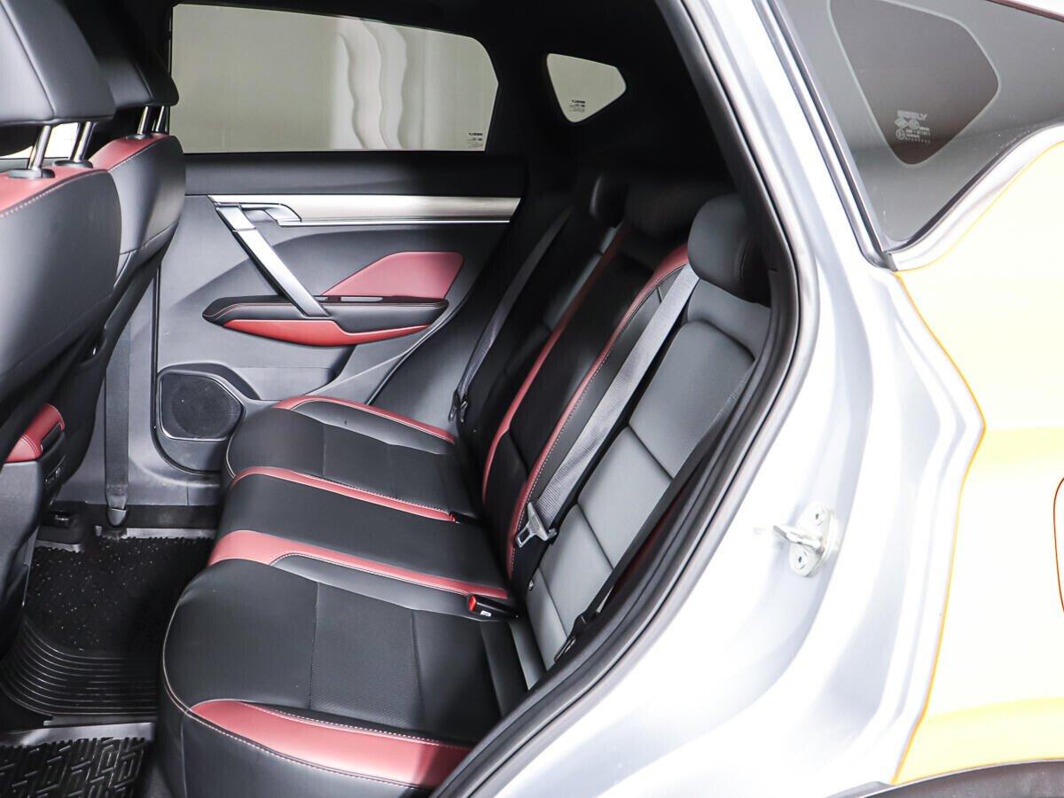 Geely Coolray 2022, желтый
