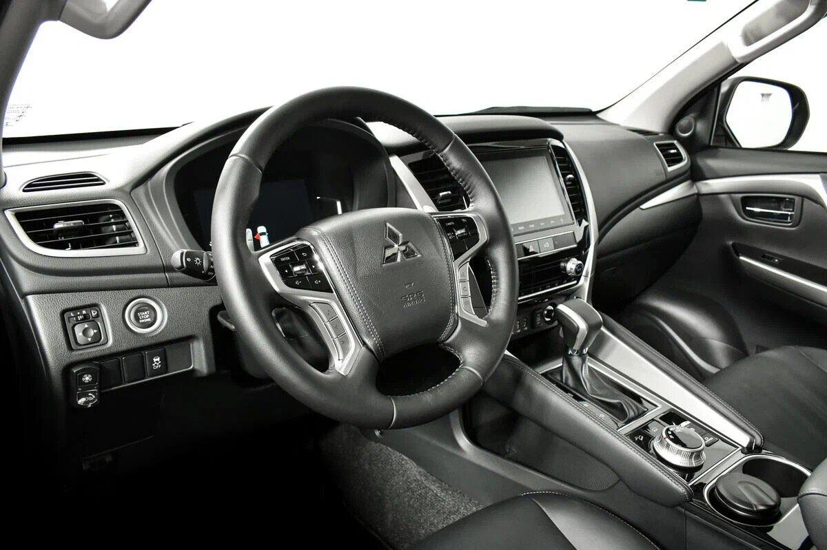 Mitsubishi Pajero Sport 2022, черный