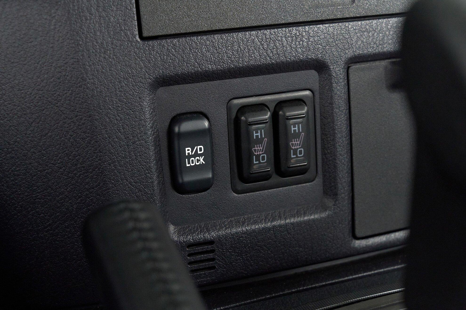 Mitsubishi Pajero 2010, серебряный