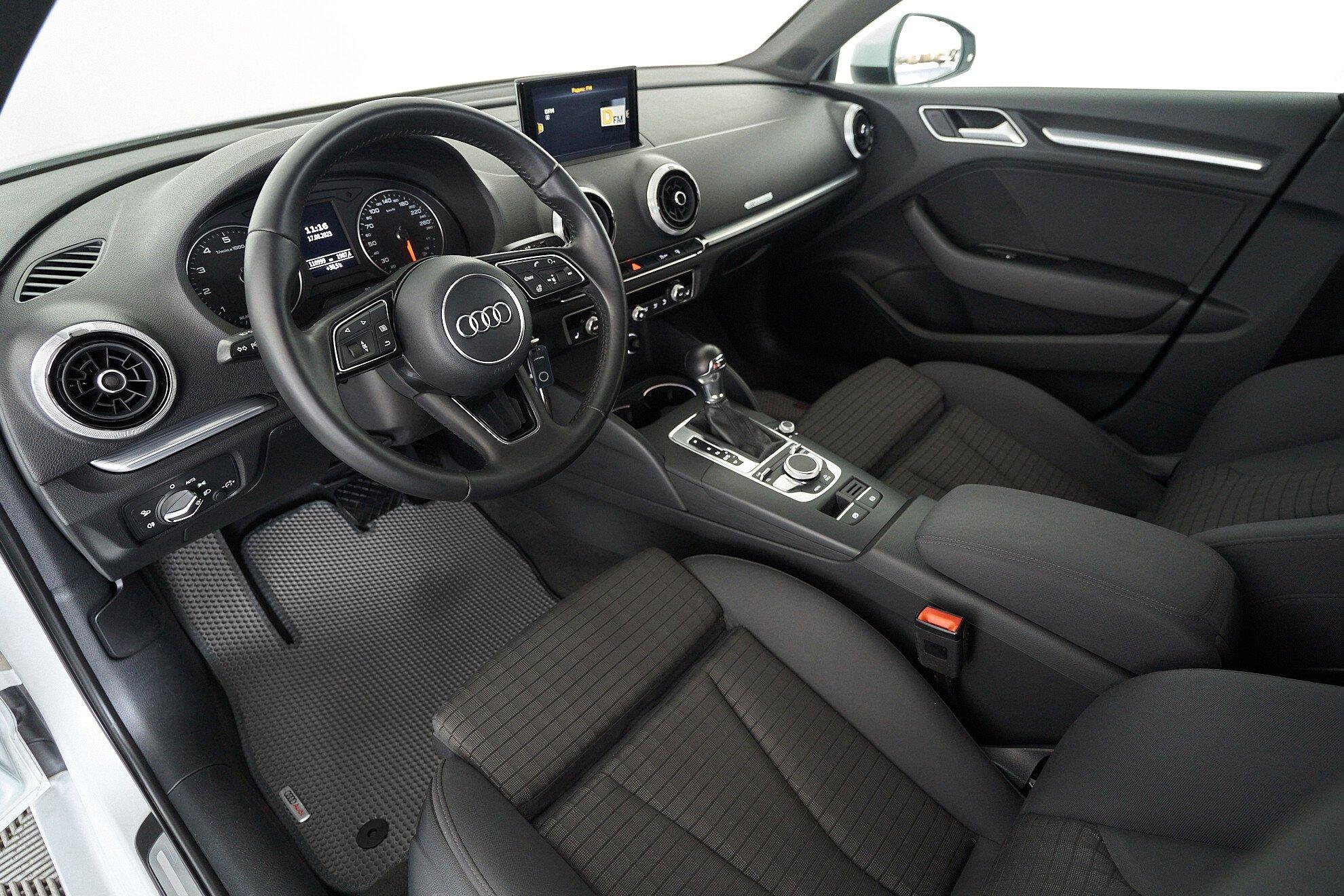 Audi A3 2018, белый