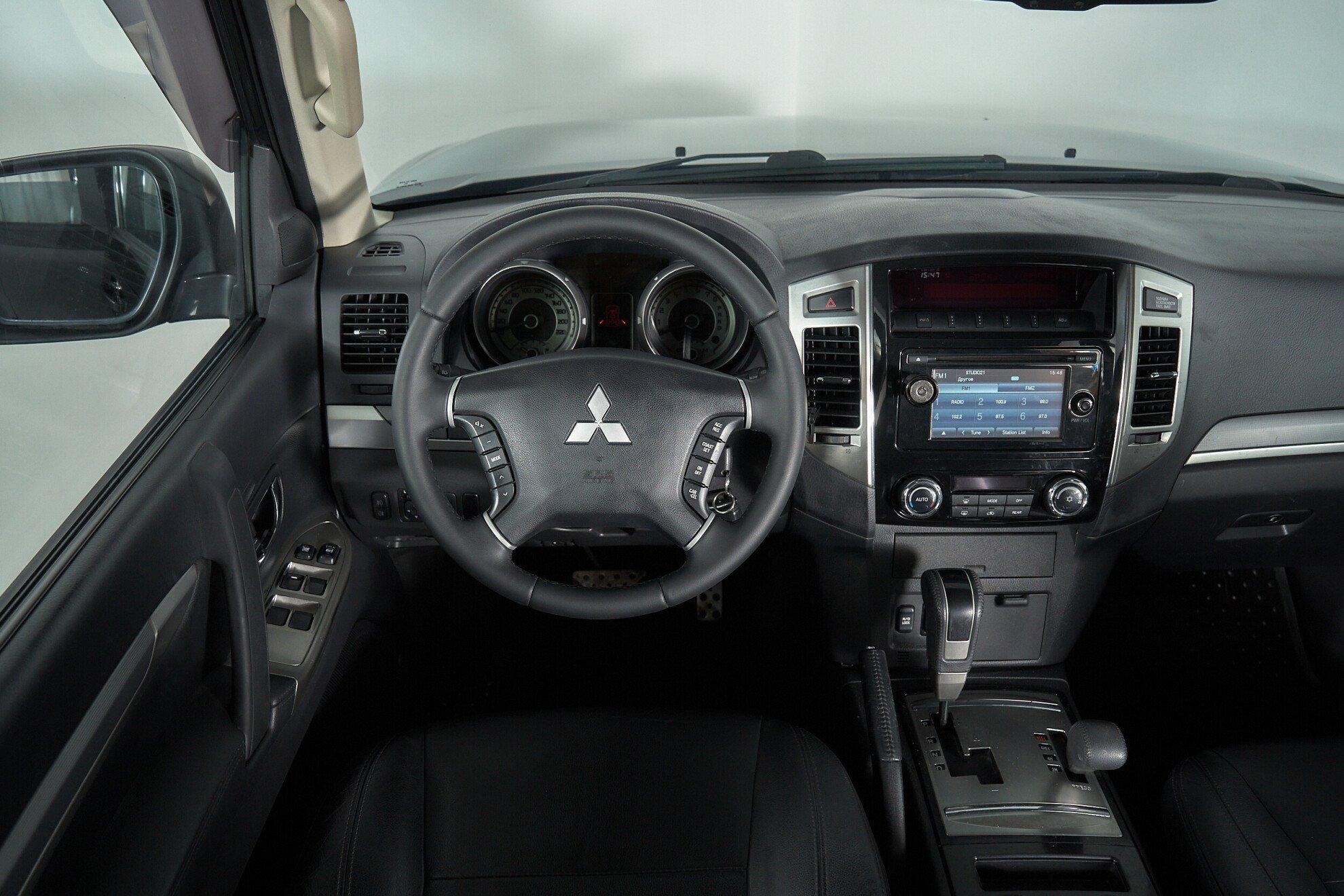 Mitsubishi Pajero 2017, черный