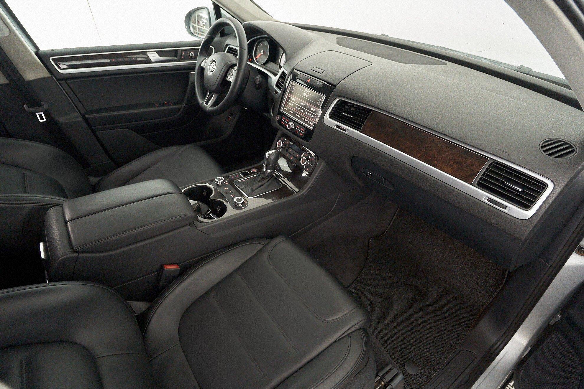 Volkswagen Touareg 2011, серебряный