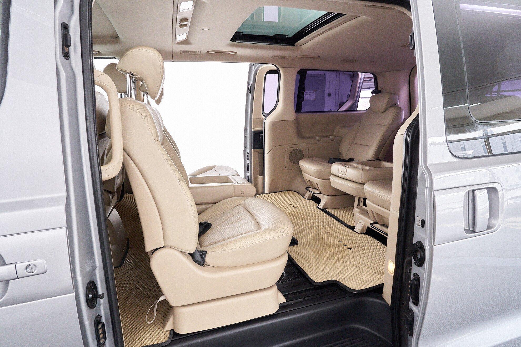 Hyundai Grand Starex 2013, серебряный
