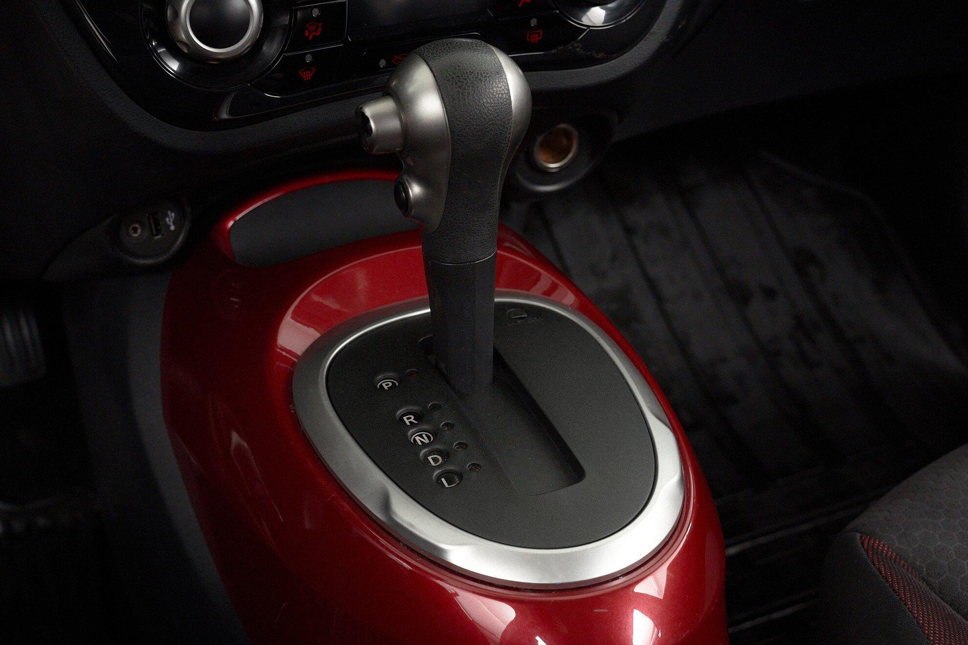 Nissan Juke 2011, красный
