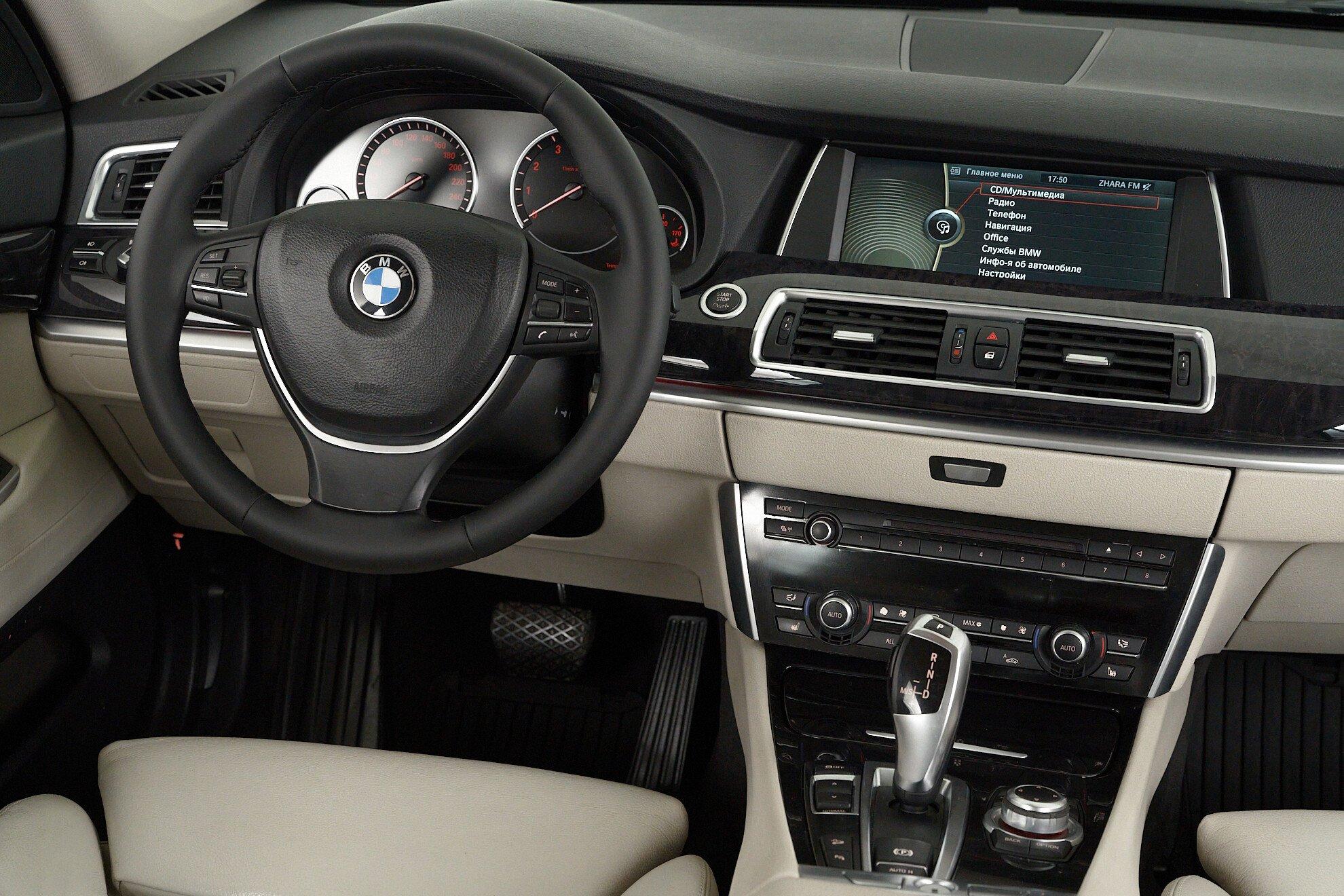 BMW 5 серии 2012, белый