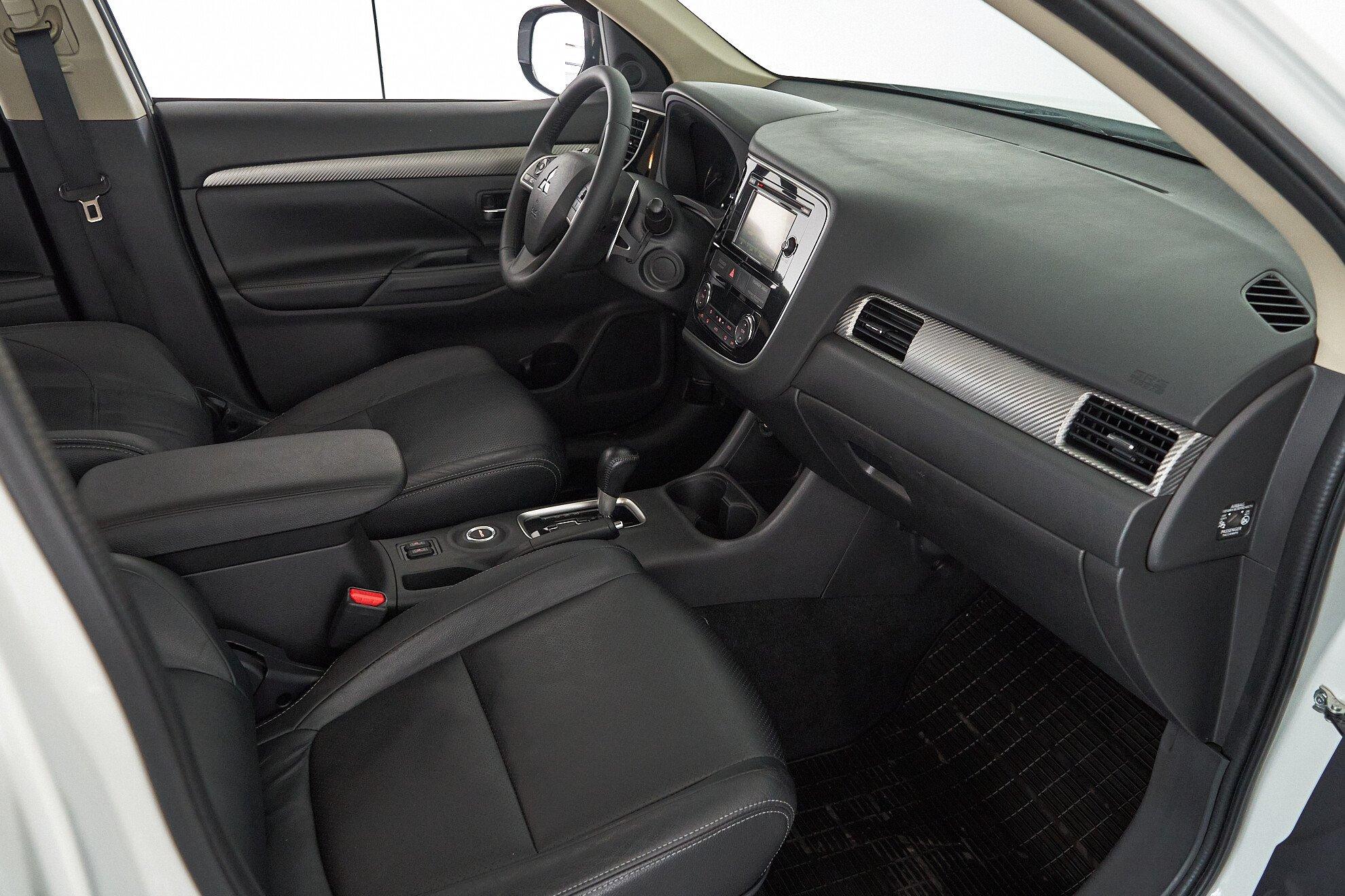 Mitsubishi Outlander 2013, белый
