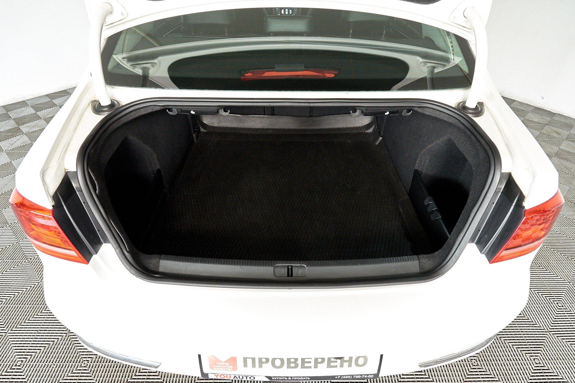 Volkswagen Passat 2012, белый