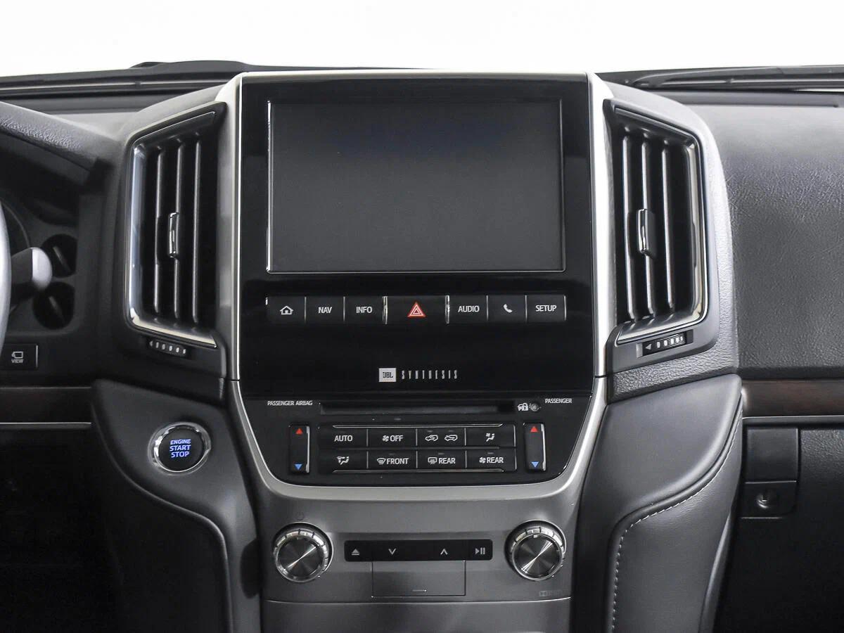 Toyota Land Cruiser 2020, белый