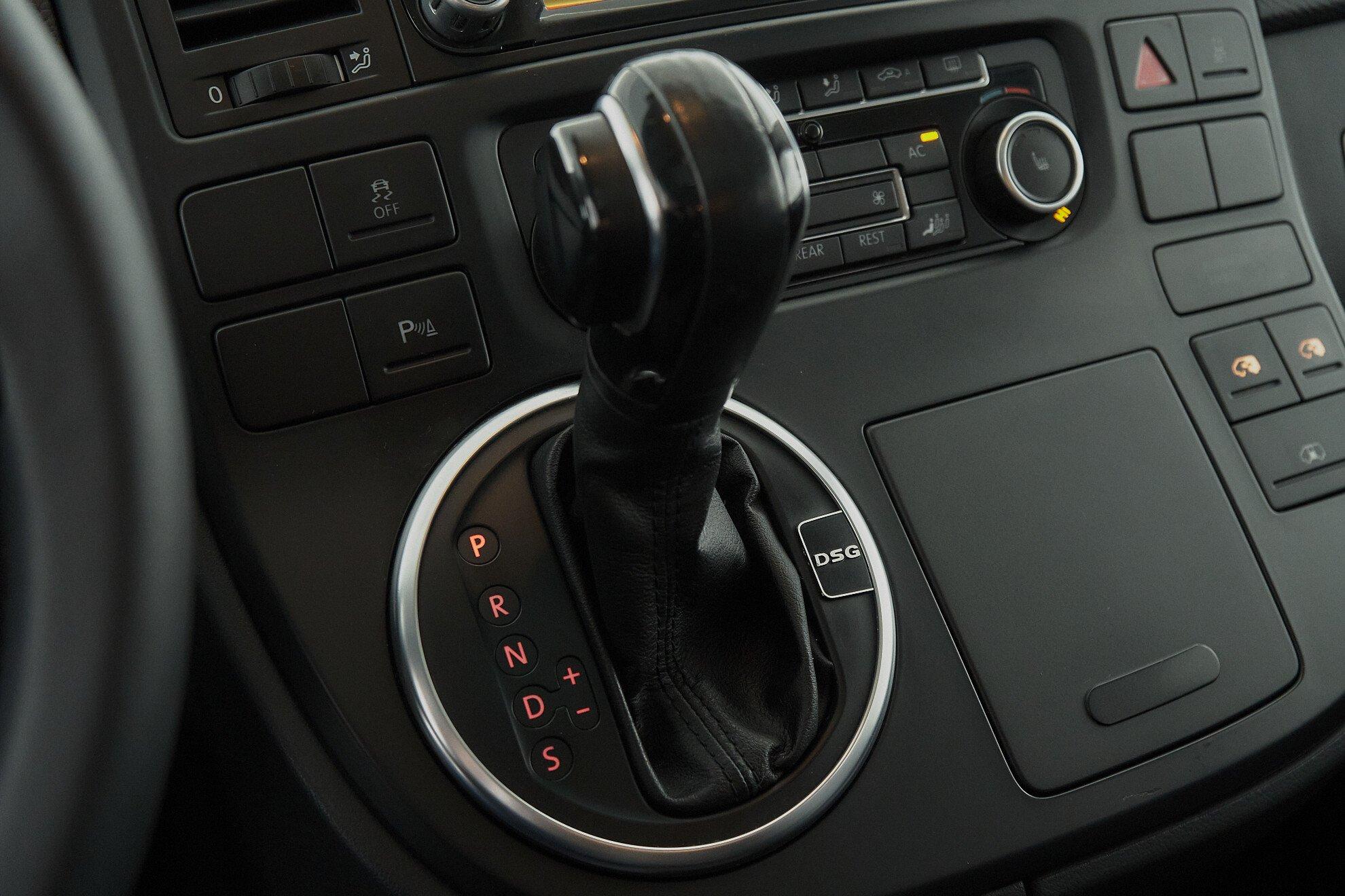 Volkswagen Multivan 2013, черный