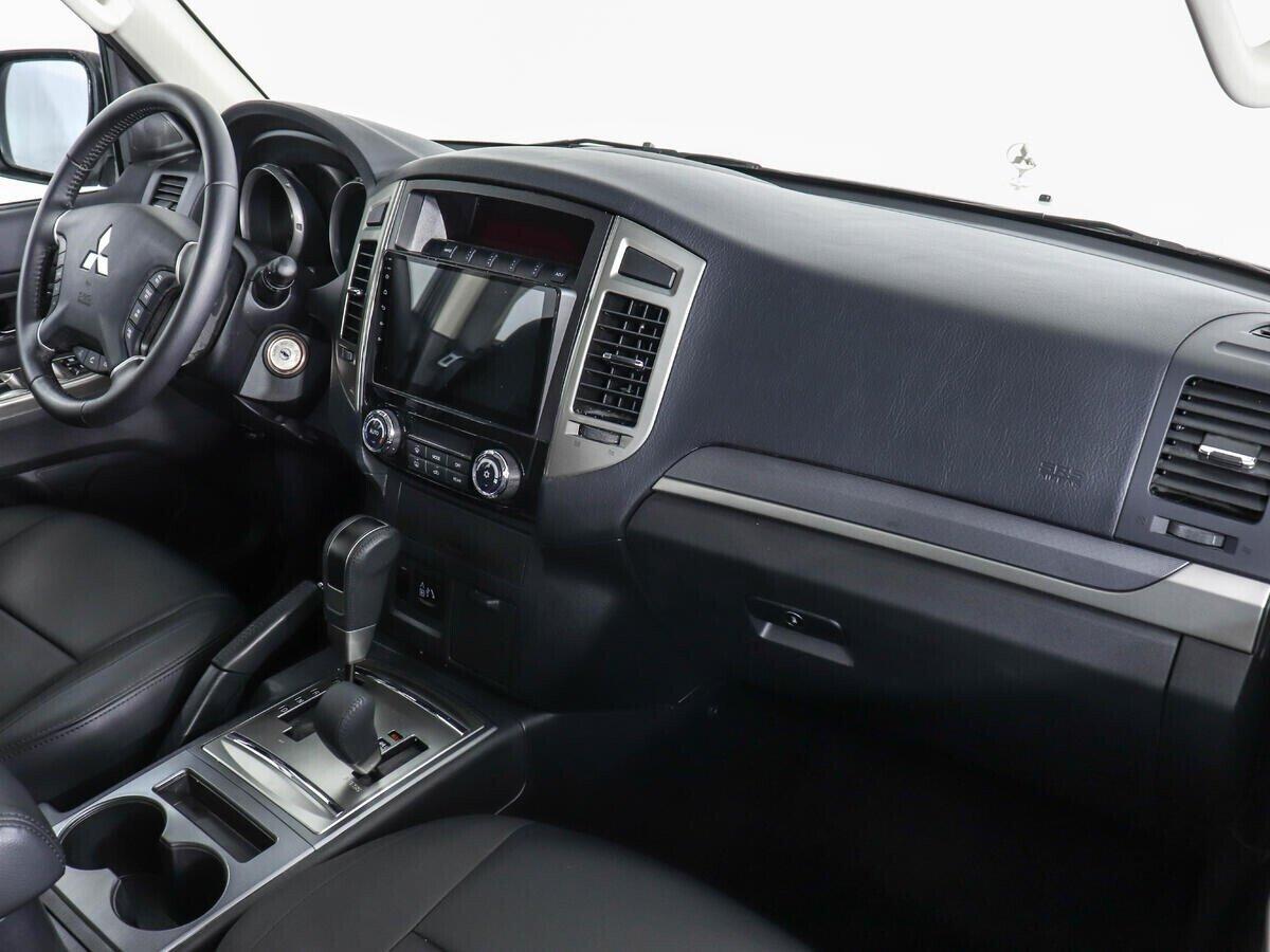 Mitsubishi Pajero 2021, белый