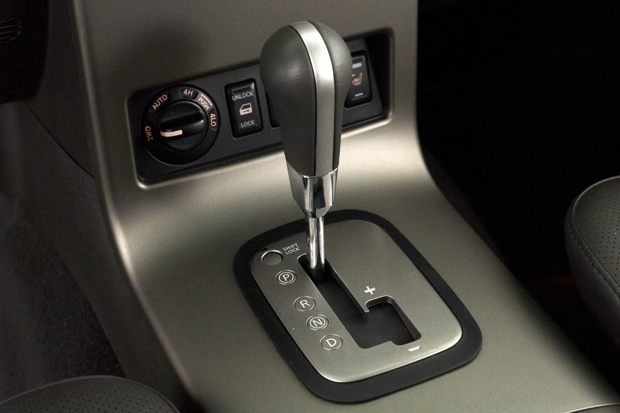 Nissan Pathfinder 2009, серебряный