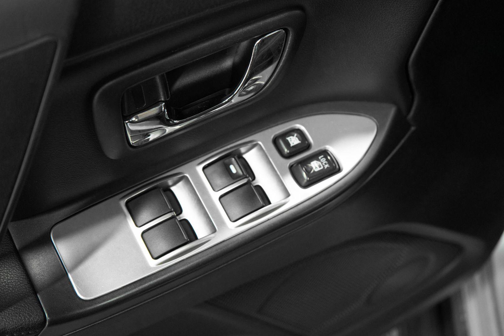 Mitsubishi Pajero 2011, серебряный