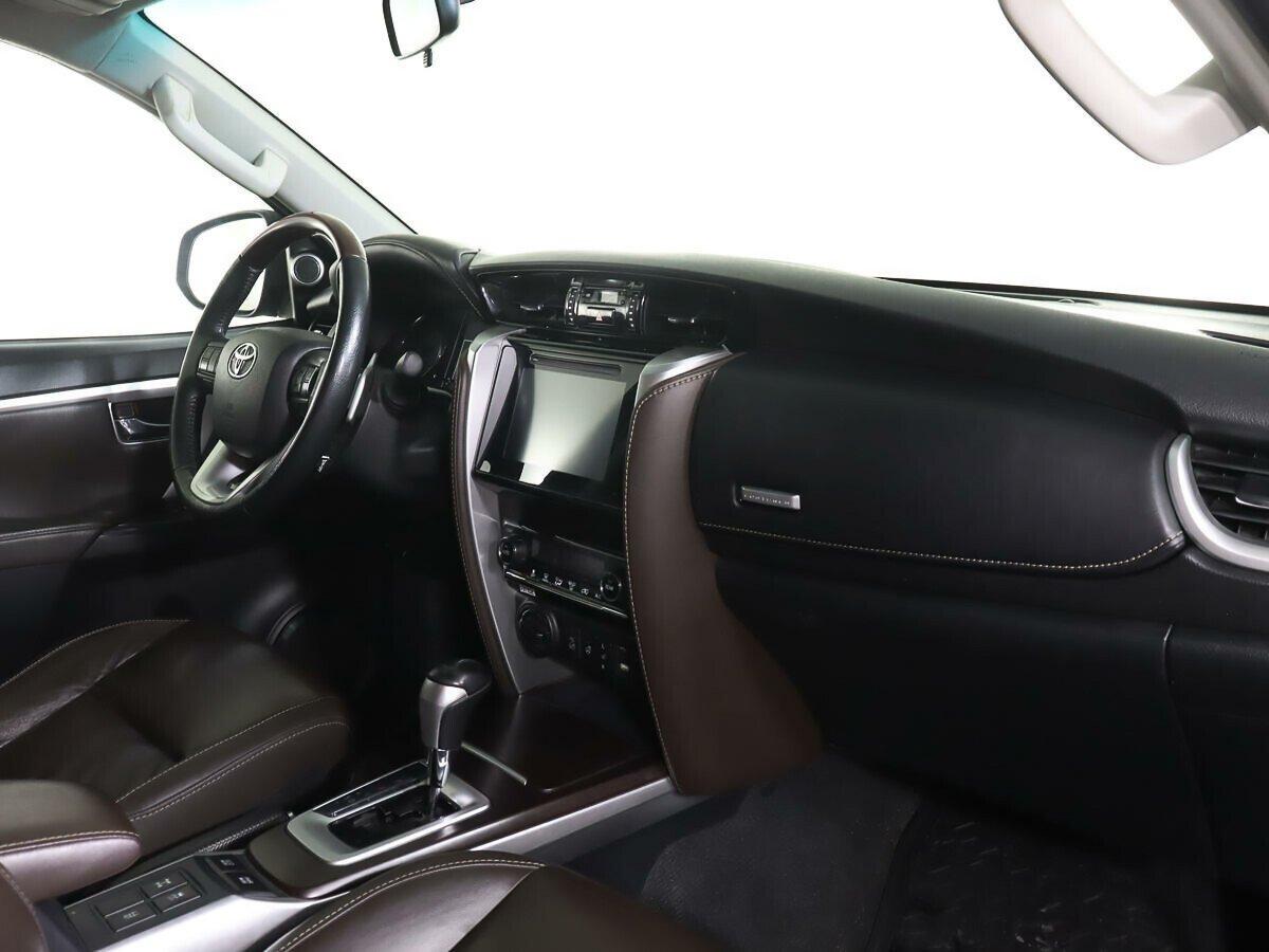 Toyota Fortuner 2019, черный