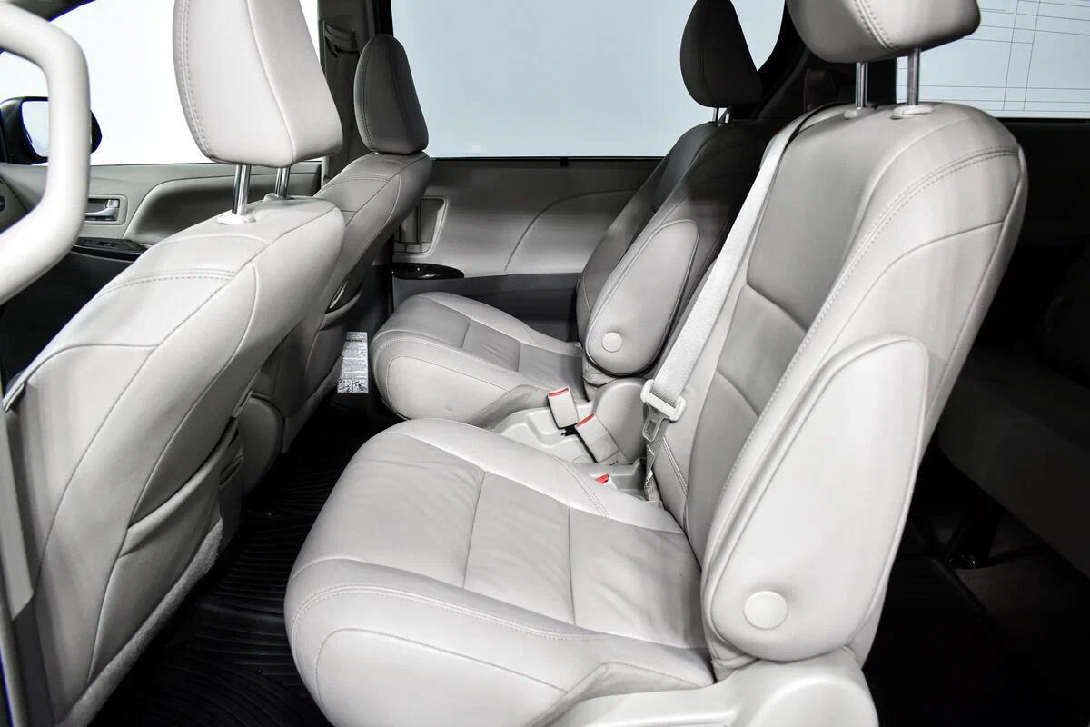Toyota Sienna 2018, черный